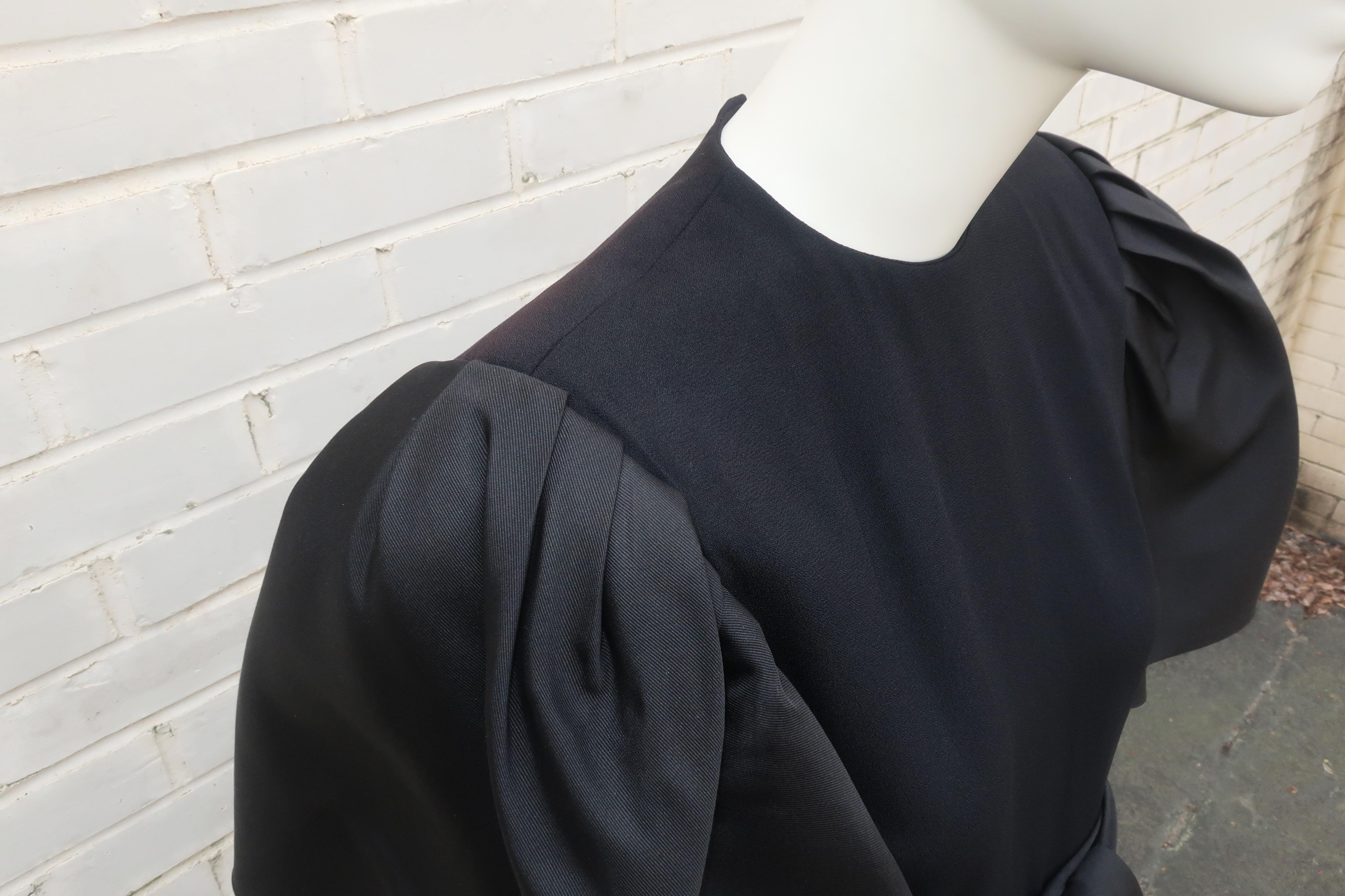 BILL BLASS Vestido de seda negra con mangas de faille y fajín, C.1980 en venta 3