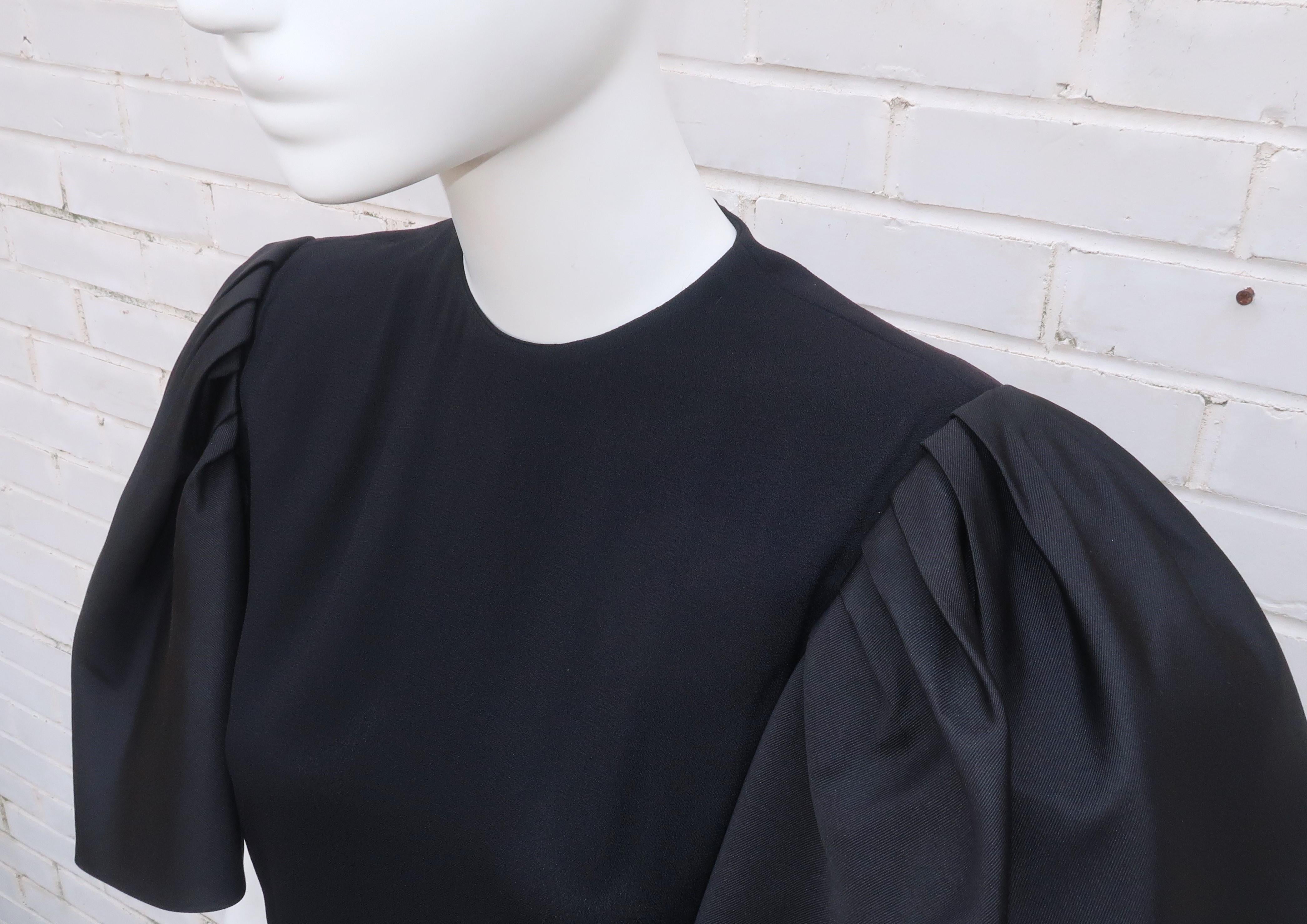 BILL BLASS Vestido de seda negra con mangas de faille y fajín, C.1980 en venta 4