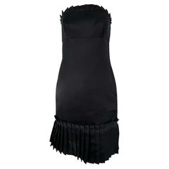 Bill Blass, abito da cocktail senza spalline in raso di seta nero con volant sartoriali 2