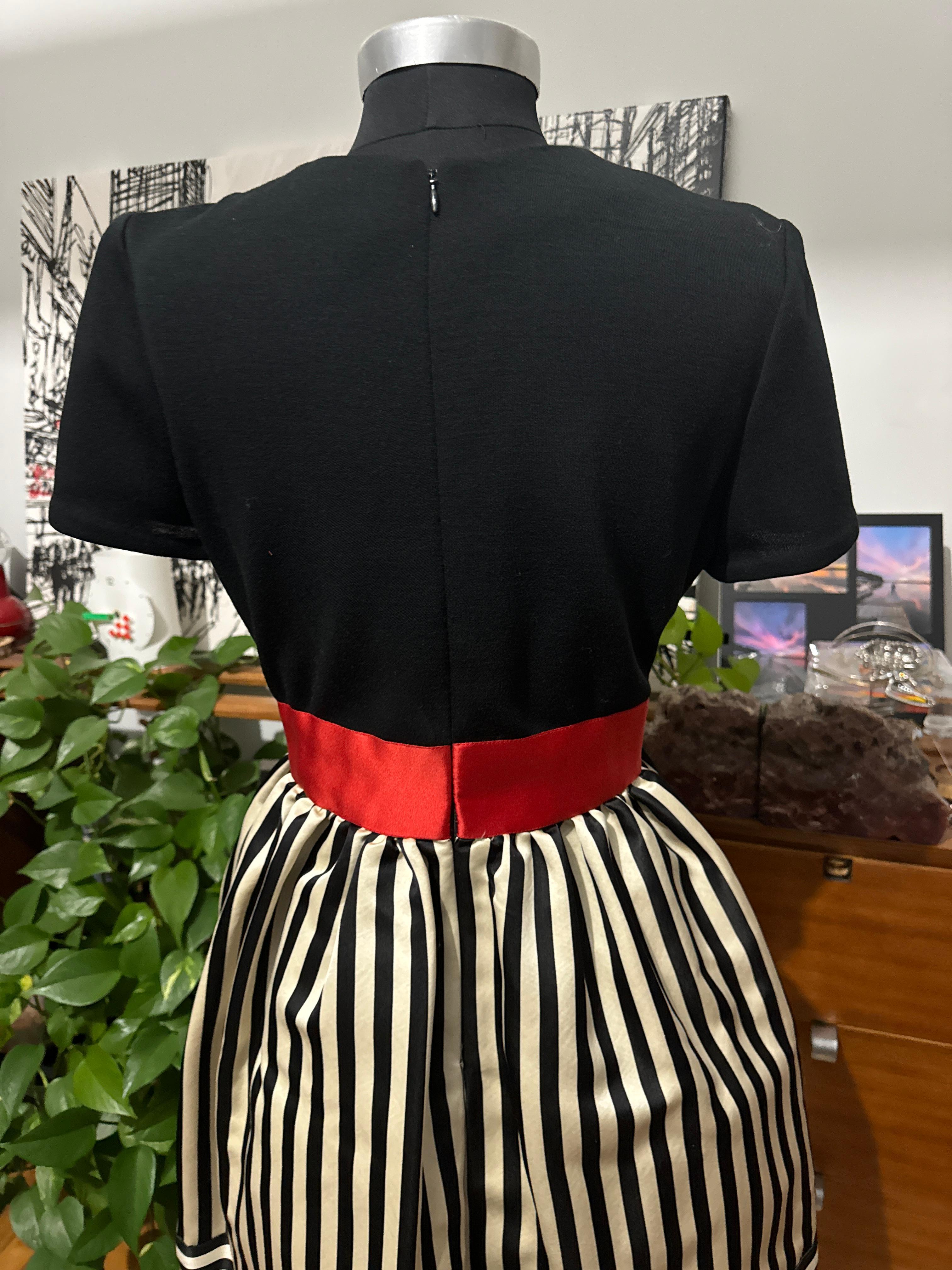 Bill Blass Vestito baby doll a righe rosse bianche e nere con tasche, anni '80, taglia 6 in vendita 6