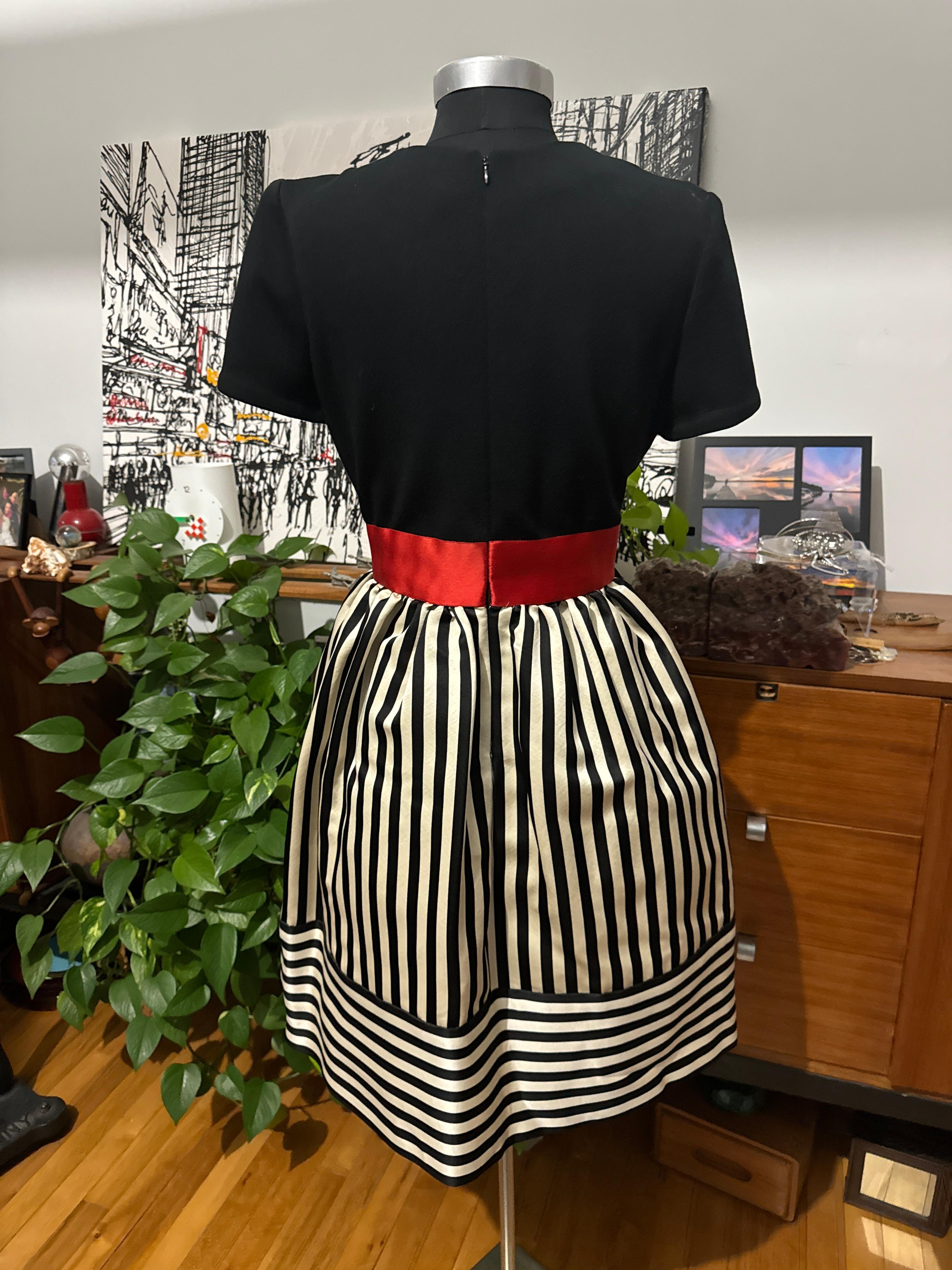 Bill Blass Vestito baby doll a righe rosse bianche e nere con tasche, anni '80, taglia 6 in vendita 7