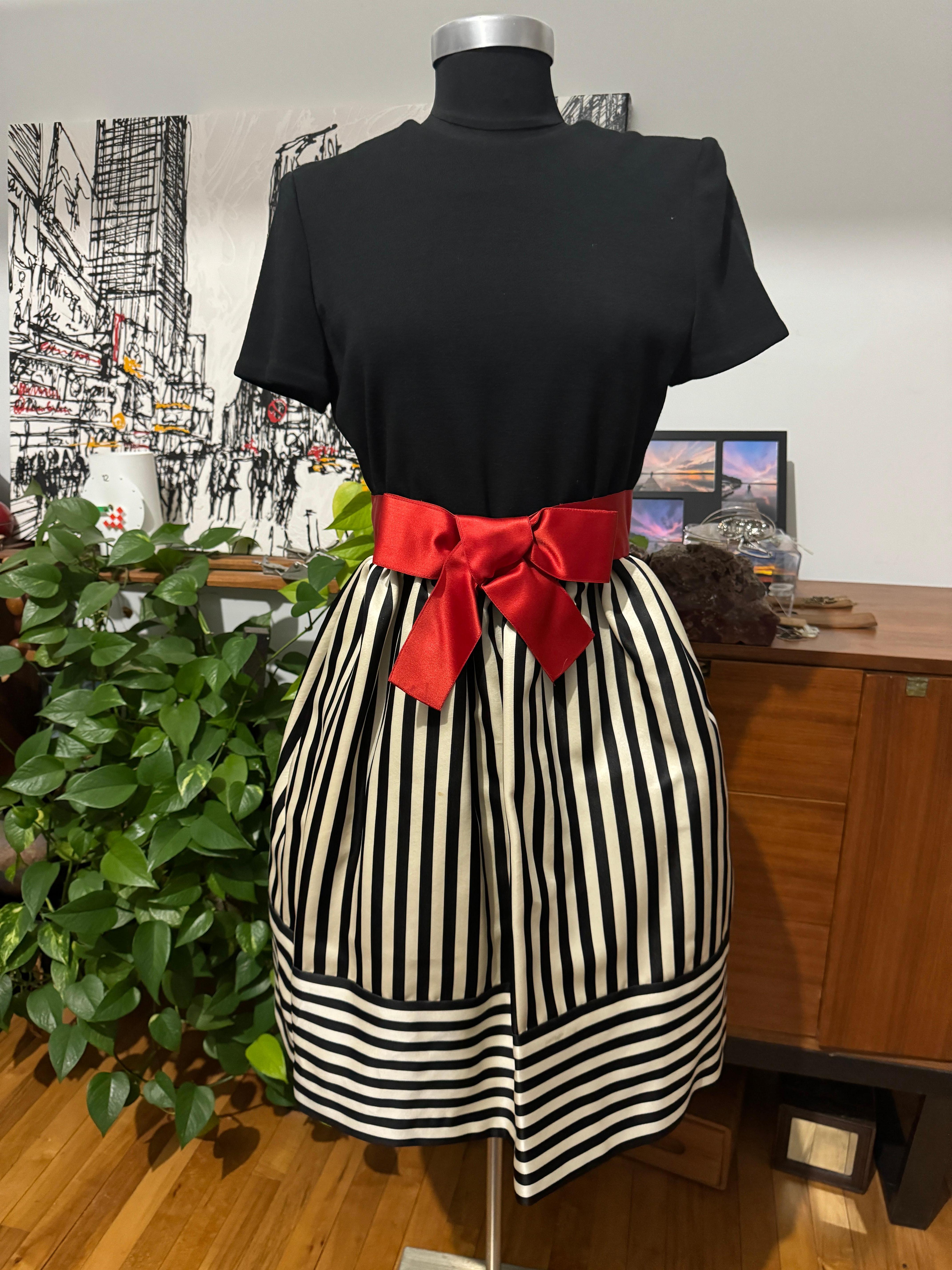 Bill Blass Vestito baby doll a righe rosse bianche e nere con tasche, anni '80, taglia 6 in vendita 2