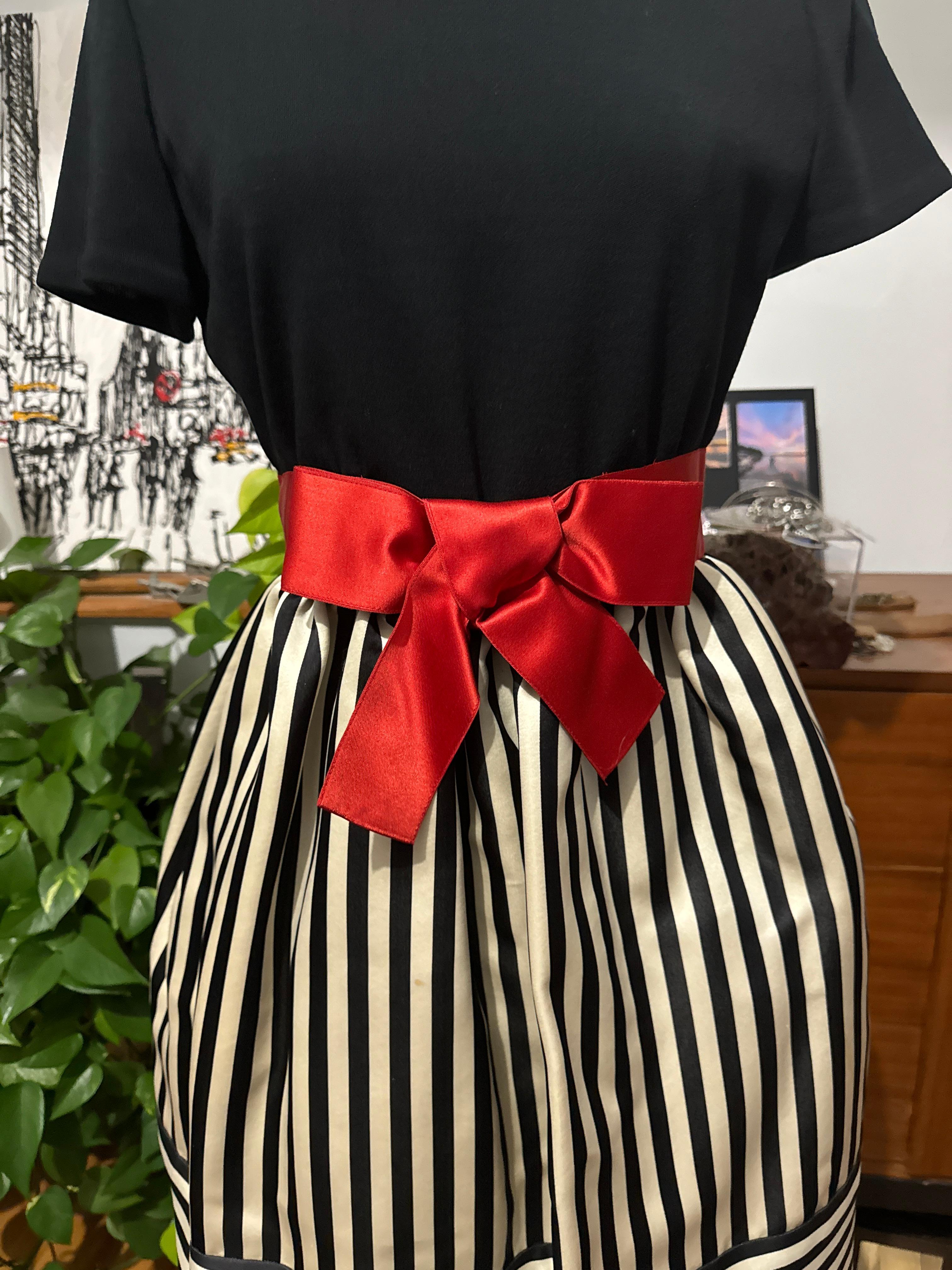 Bill Blass Vestito baby doll a righe rosse bianche e nere con tasche, anni '80, taglia 6 in vendita 3