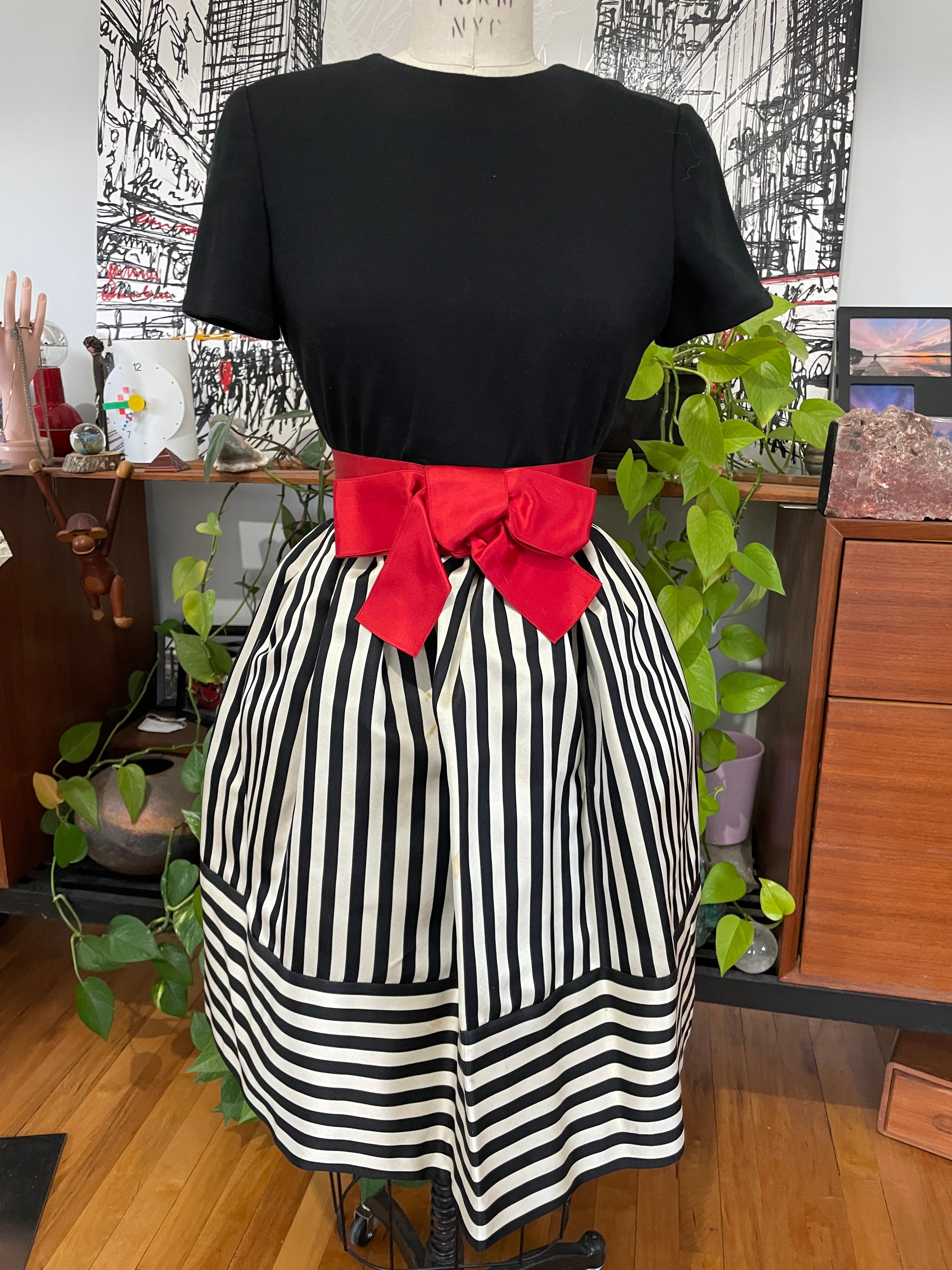 Bill Blass Black & White red striped baby doll dress W/ pockets, 1980s Size 4  For Sale 8