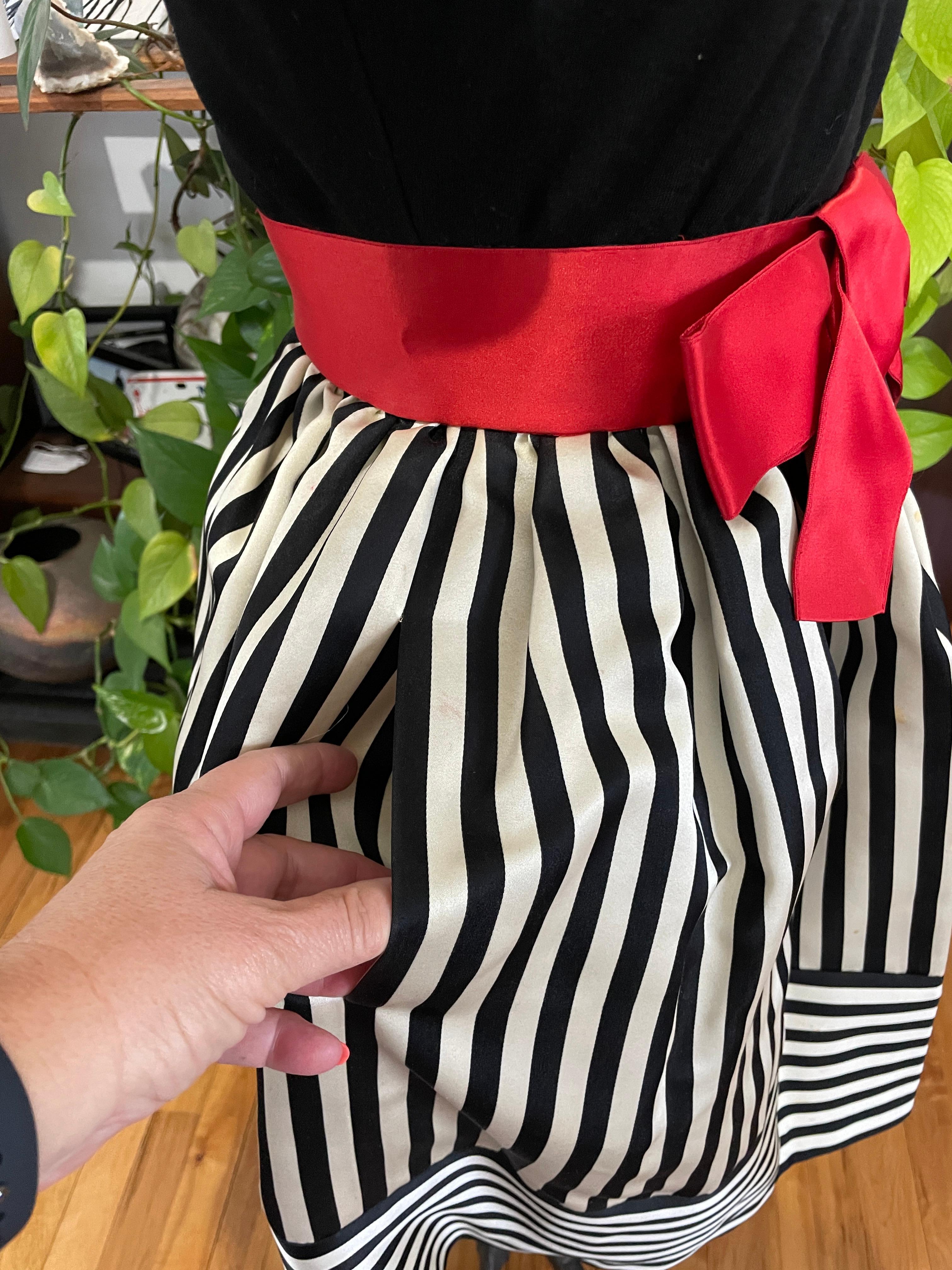 Bill Blass Black & White red striped baby doll dress W/ pockets, 1980s Size 4  For Sale 12