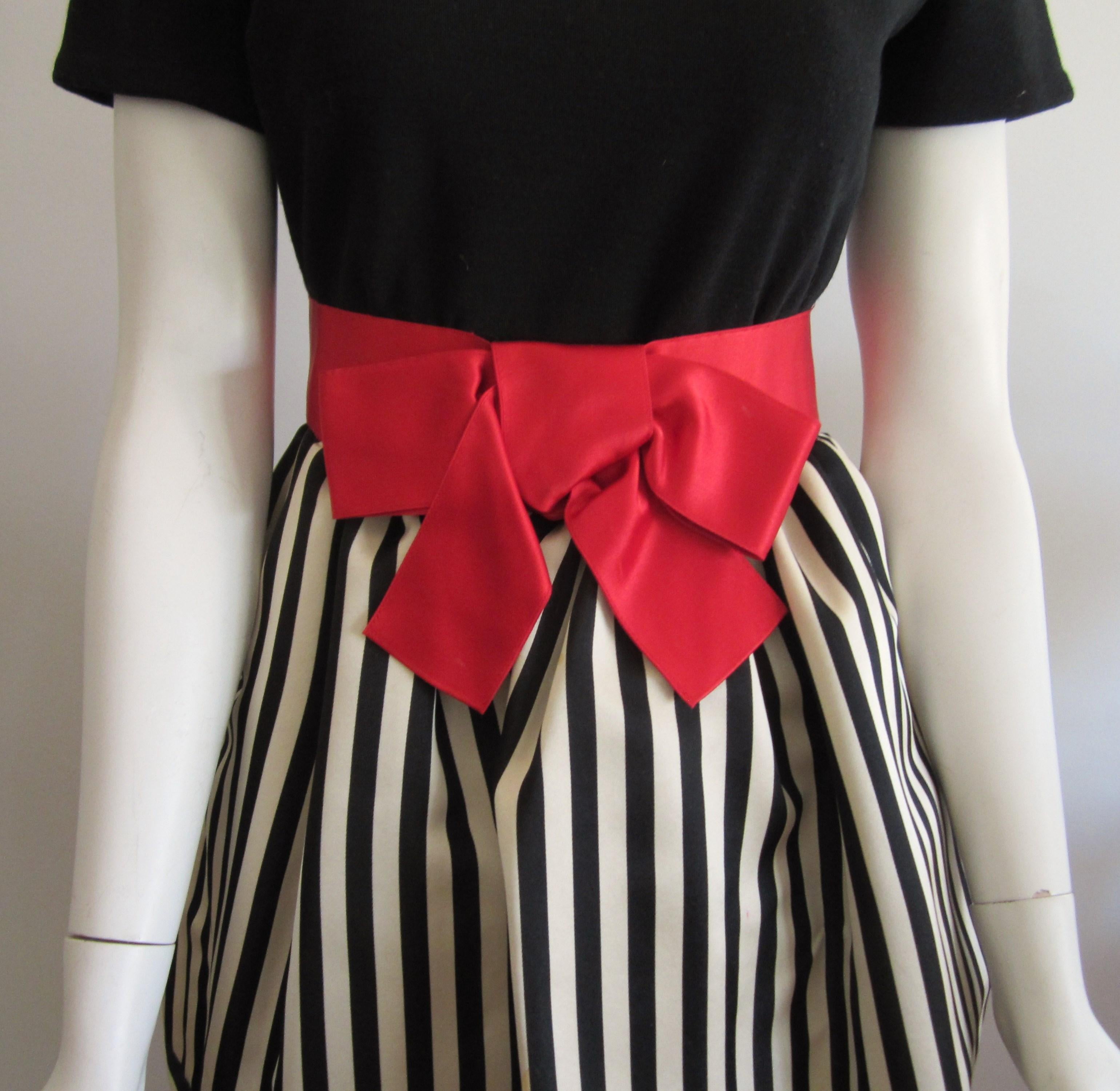 Bill Blass Black & White red striped baby doll dress W/ pockets, 1980s Size 4  In Good Condition For Sale In Wallkill, NY