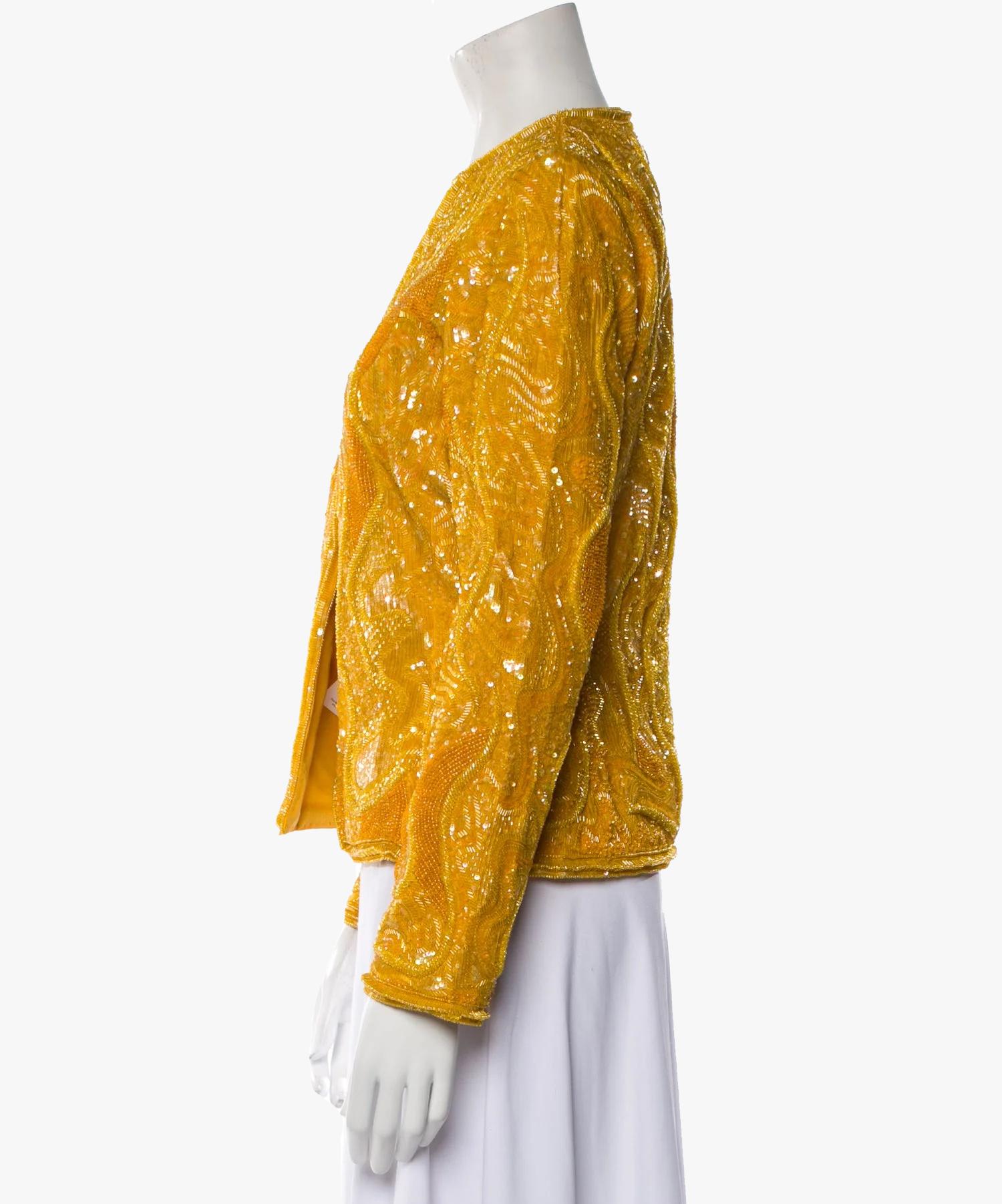 Giacca da sera vintage di Bill Blass con accenti di perline e paillettes
Colletto a scialle
Chiusura con gancio e occhiello

Periodo - Collezione primavera 1986

Dimensioni: M  US 8
Busto: 90 cm
Vita: 84,5 cm
Shoulder: 35 cm
Lunghezza: 57 cm
Manica: