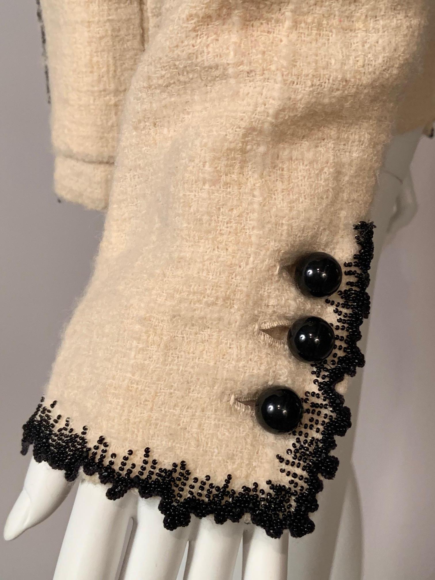Bill Blass Chaqueta de lana color crema con adornos de cuentas negras en venta 6