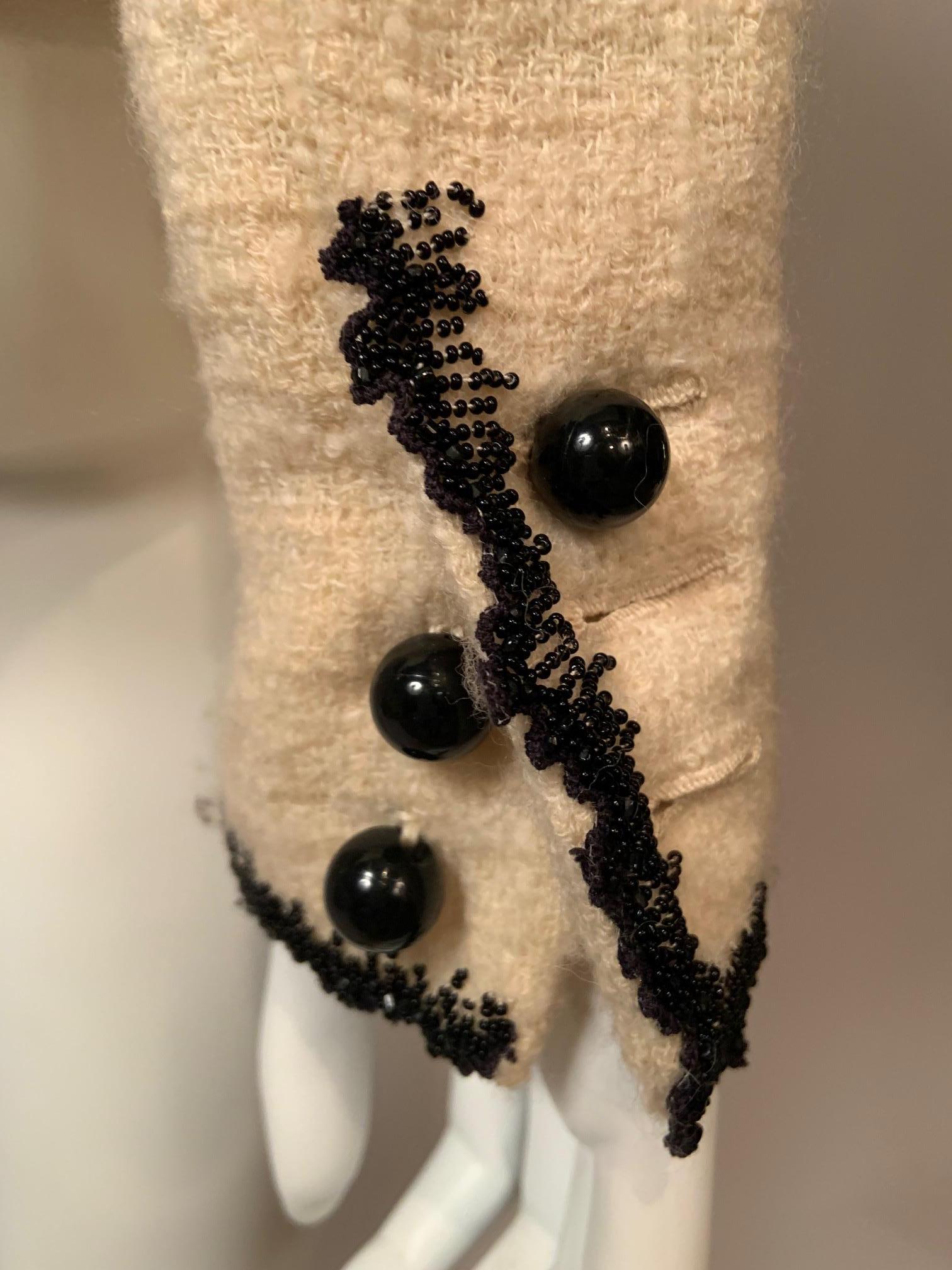 Bill Blass Chaqueta de lana color crema con adornos de cuentas negras en venta 8