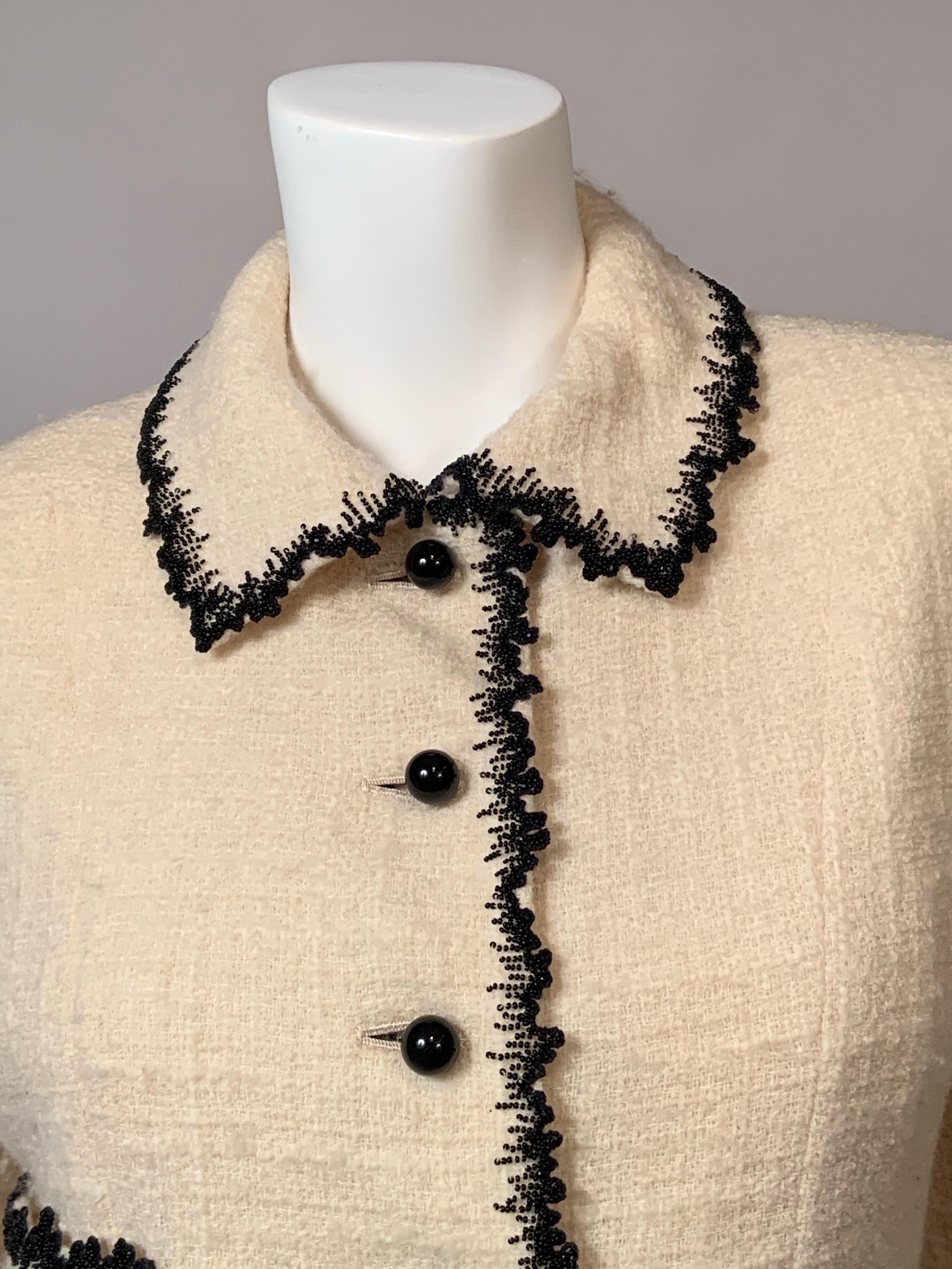 ¡Esta chaqueta de lana color crema de Bill Blass es simplemente increíble!  Todo en ella es muy del estilo de un famoso diseñador francés. Todo en él dice Chanel, hasta que miras más de cerca y ves que el emblemático ribete trenzado no es trenzado