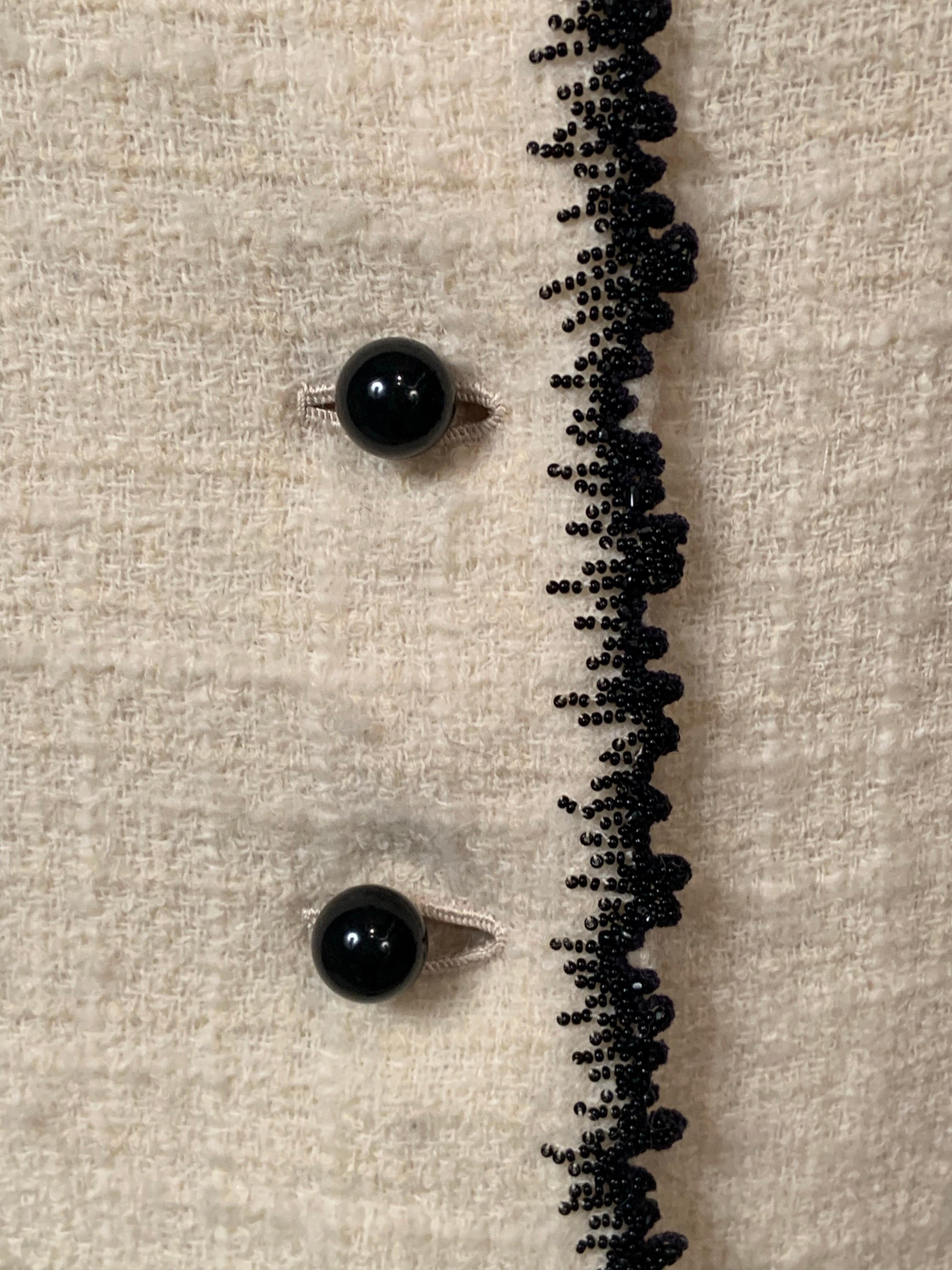 Bill Blass Chaqueta de lana color crema con adornos de cuentas negras en venta 1