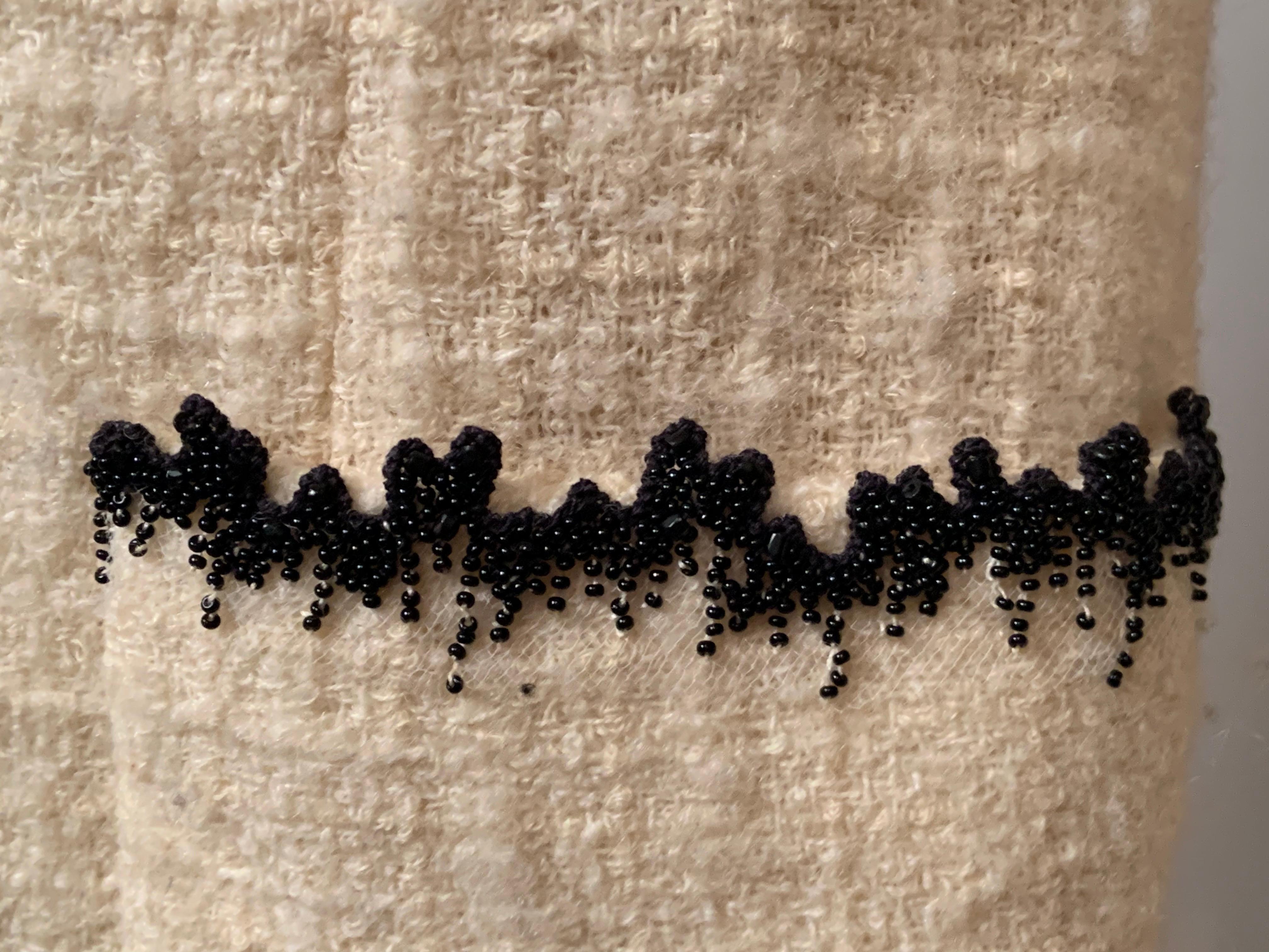 Bill Blass Chaqueta de lana color crema con adornos de cuentas negras en venta 2