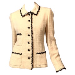 Bill Blass, giacca in lana color crema con bordi di perline nere Bill Blass, giacca in lana color crema con bordi di perline nere