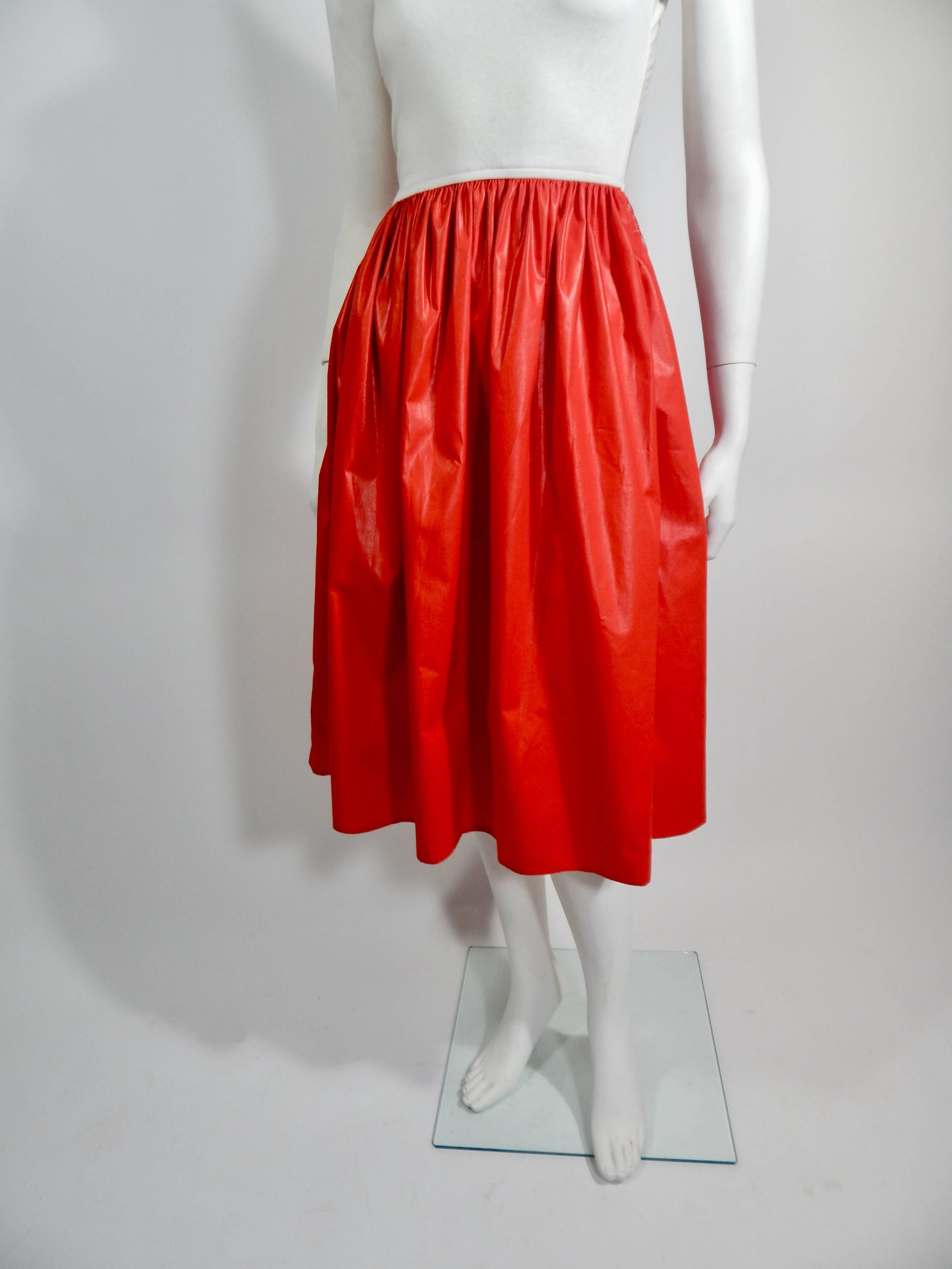 Late 1970s / early 1980s Dress. Off White Cotton asymmetrical top pleated at shoulder. Bottom is a bright Red Chintz Fabric Pleated at waist. Zip up side. Vintage Tag reads size 8, however it is a modern day size 2 / 4. 
Excellent Condition. 