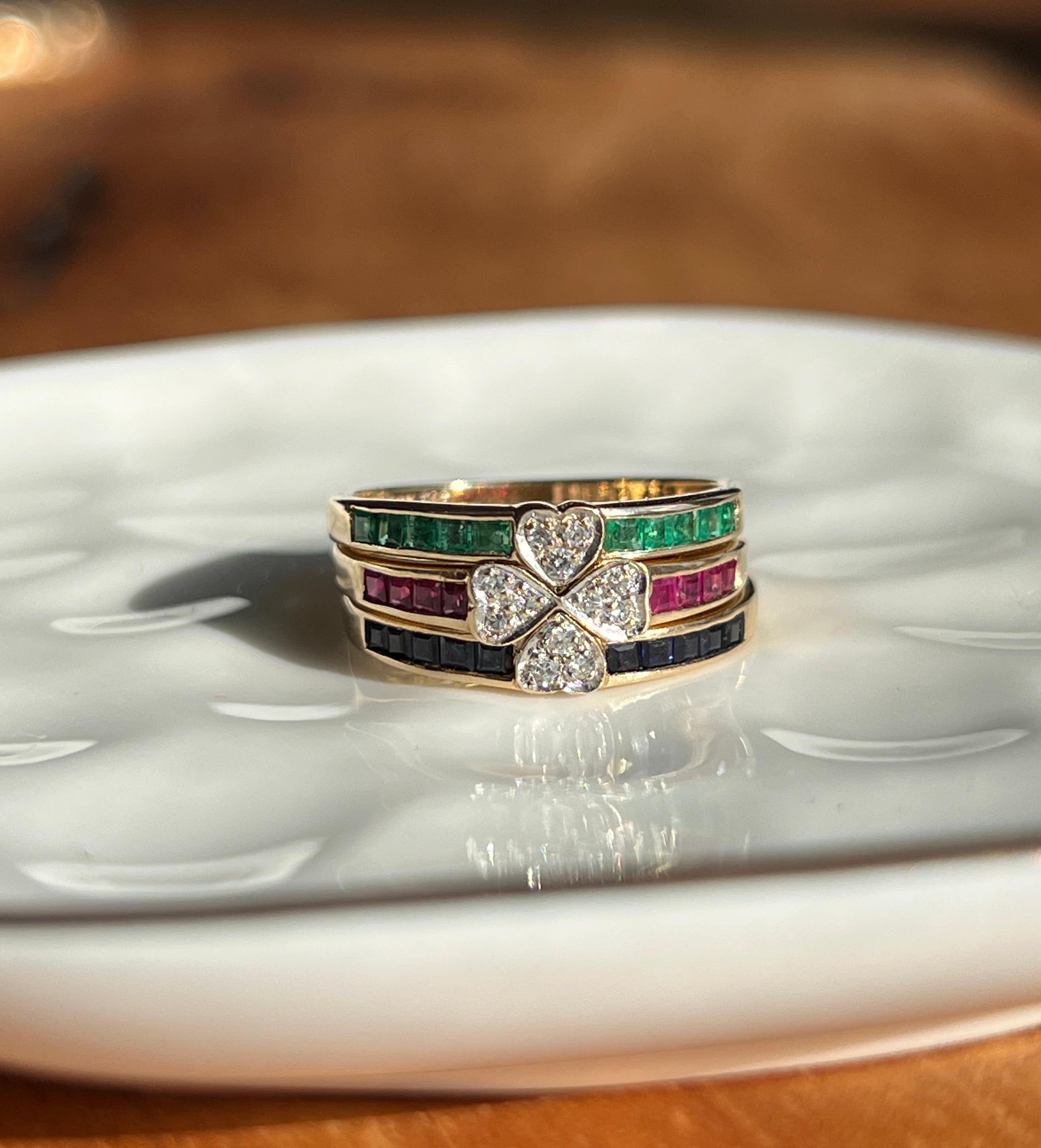 Bill Blass aus den 1990er Jahren mit drei Ringen aus 14-karätigem Gelbgold. Jeder Ring ist mit leuchtenden Edelsteinen und funkelnden Diamanten besetzt. Ein Ring ist mit quadratischen Smaragden im Kissenschliff von insgesamt ca. 0,20 tcw und