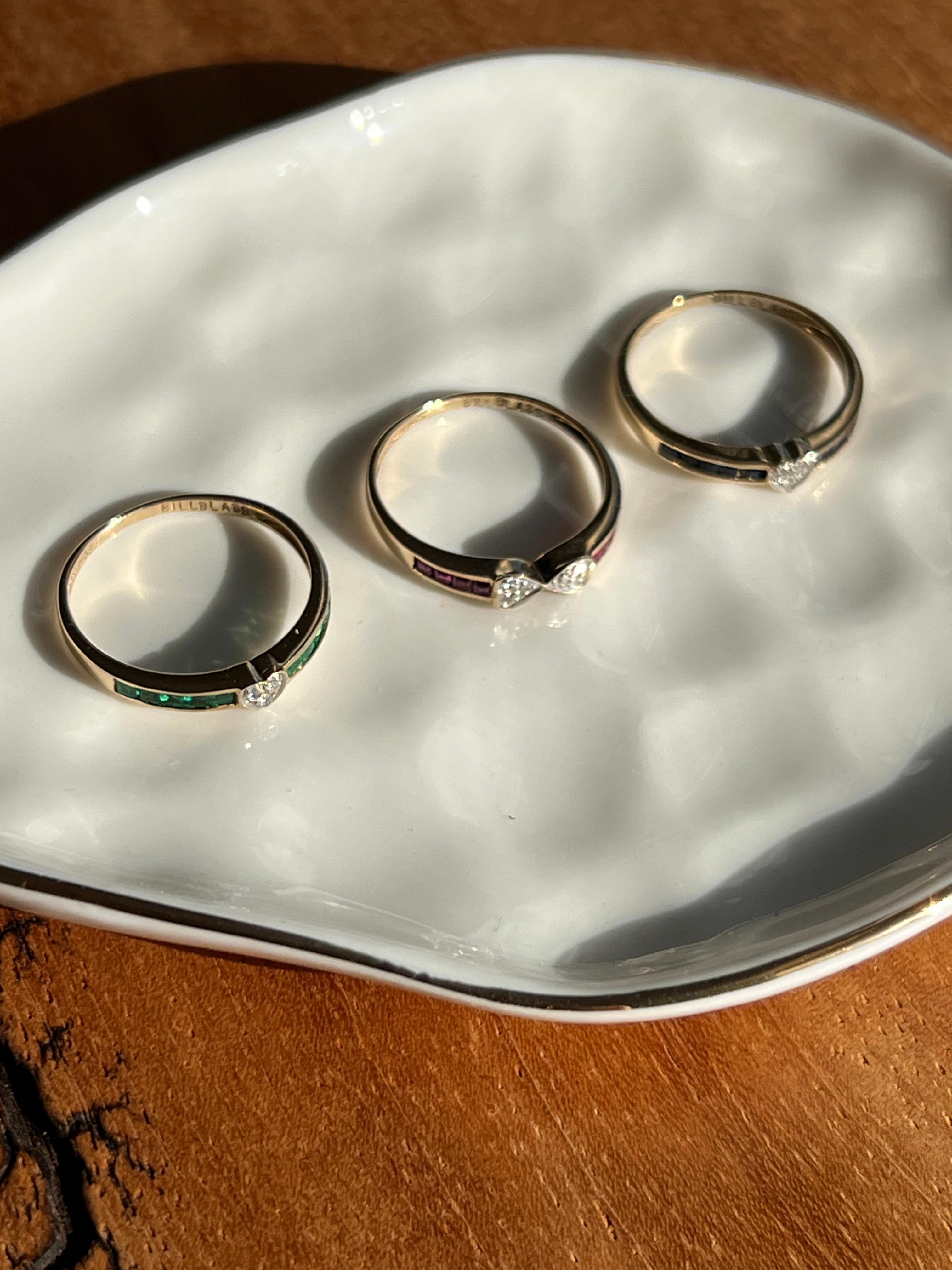 Bill Blass Smaragd Rubin Blauer Saphir & Diamant 14k Gelbgold Stack Ring 1990s (Carréeschliff) im Angebot