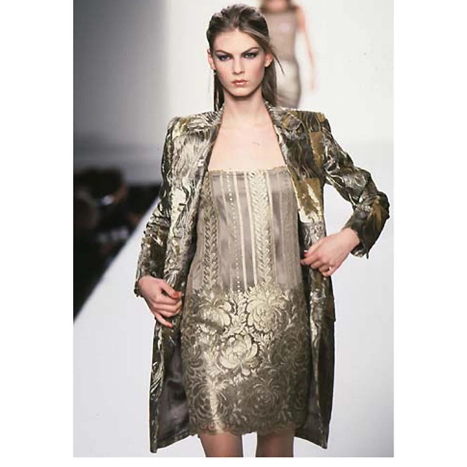 Un cappotto elettrizzante della collezione Bill Blass A/I 1997. Questo cappotto in velluto si ispira ai velluti serigrafati degli anni '20 che ricordano Fortuny e Gallenga. Il cappotto di velluto è di una lussuosa tonalità d'oro con 