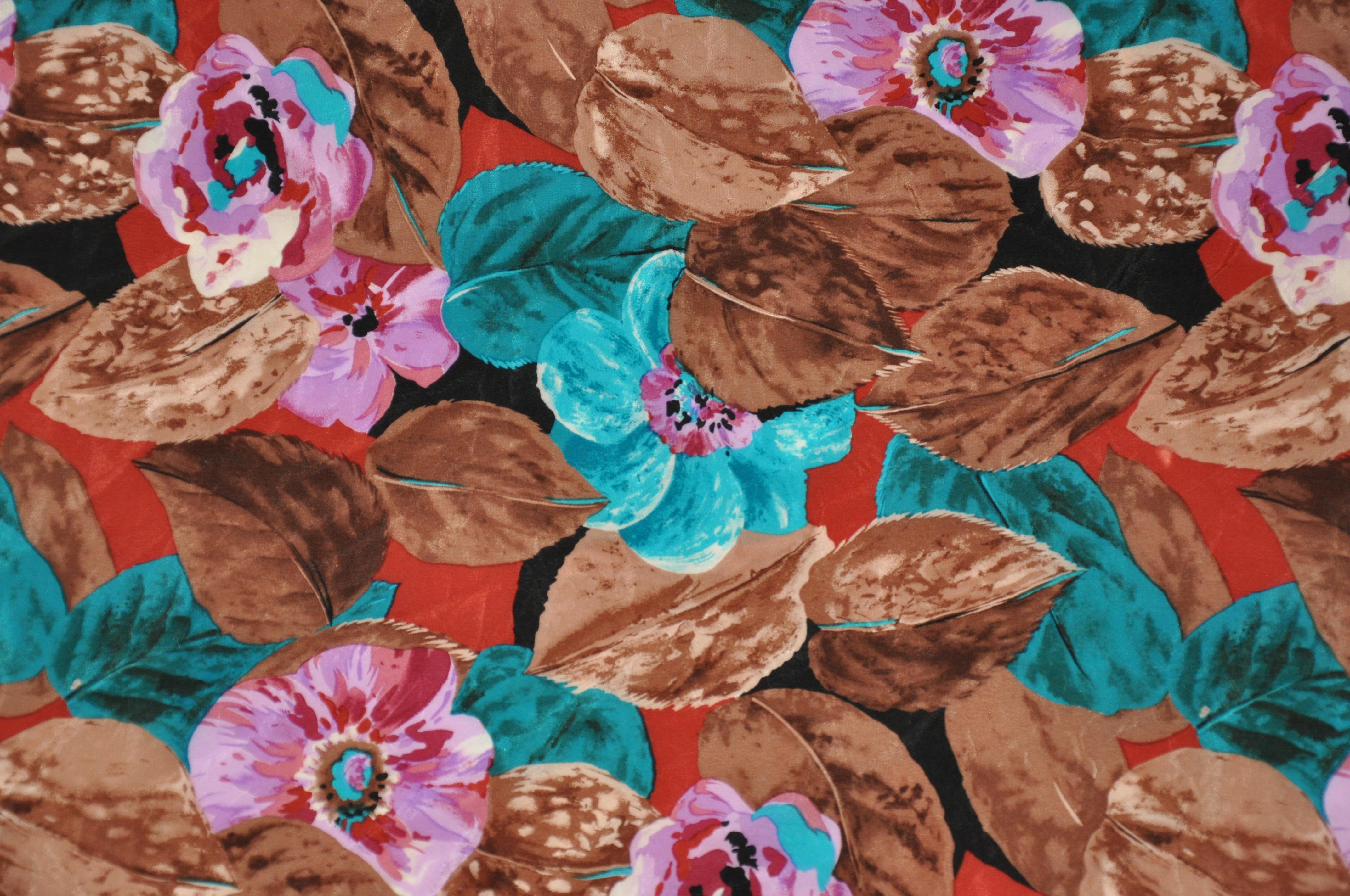 Bill Blass - Écharpe en soie « Flat Foliage » avec bordures noires en vente 2
