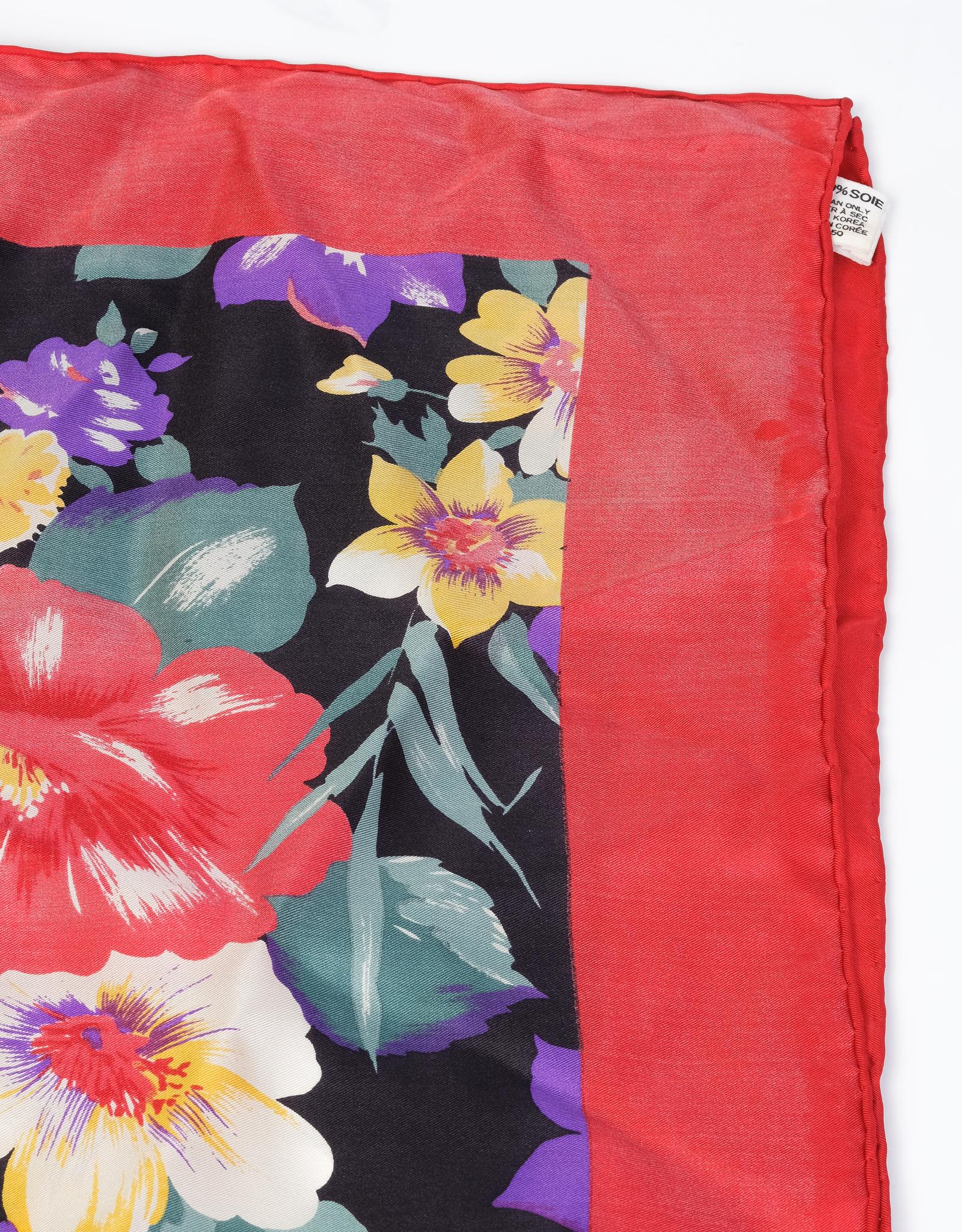 Joli et chic de la part du créateur américain BILL BLASS. foulard en soie de 31 pouces de côté présentant un motif floral noir et multicolore entouré d'une bordure rouge vif. 

COULEUR : Multicolore
MATERIEL : 100% soie
ITEM CODE : CA01150
MESURES :