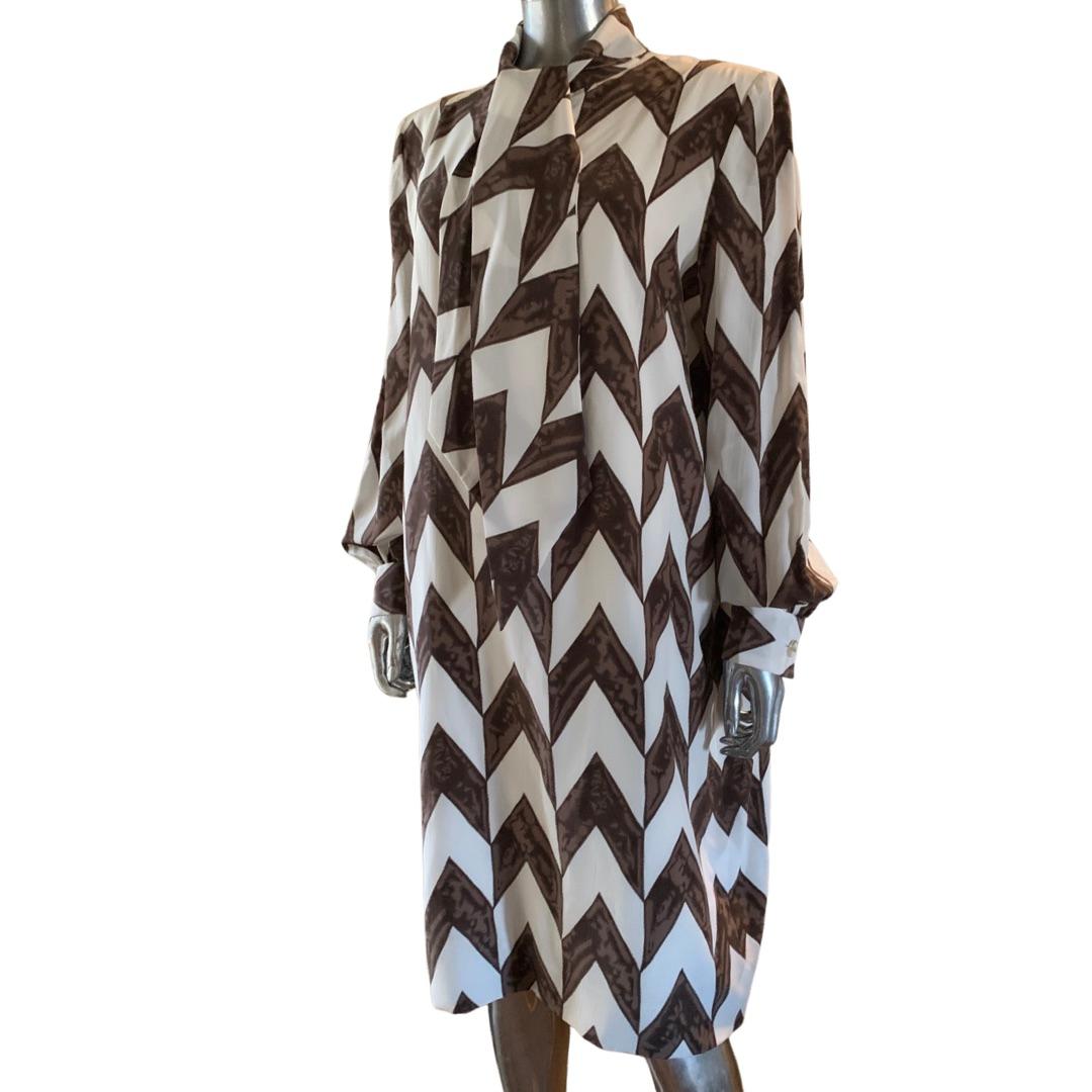 Noir Bill Blass pour Neiman Marcus - Robe chemisier en soie marron/blanc, neuve avec étiquettes, taille 18 en vente