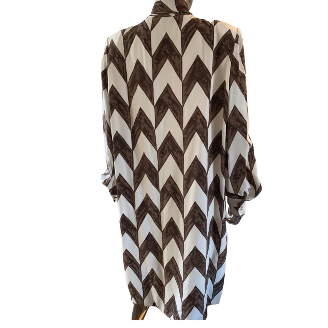 Bill Blass pour Neiman Marcus - Robe chemisier en soie marron/blanc, neuve avec étiquettes, taille 18 en vente 1