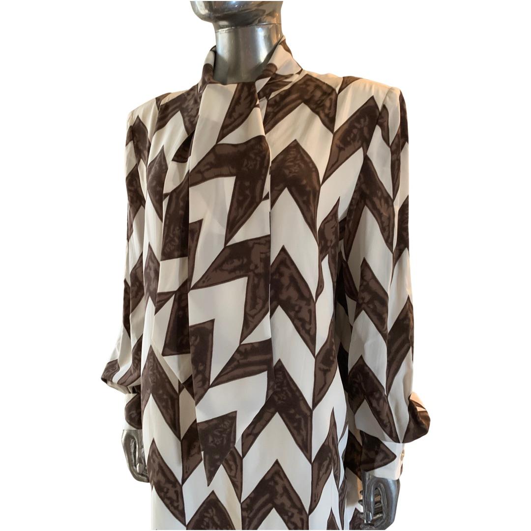 Bill Blass pour Neiman Marcus - Robe chemisier en soie marron/blanc, neuve avec étiquettes, taille 18 en vente 2