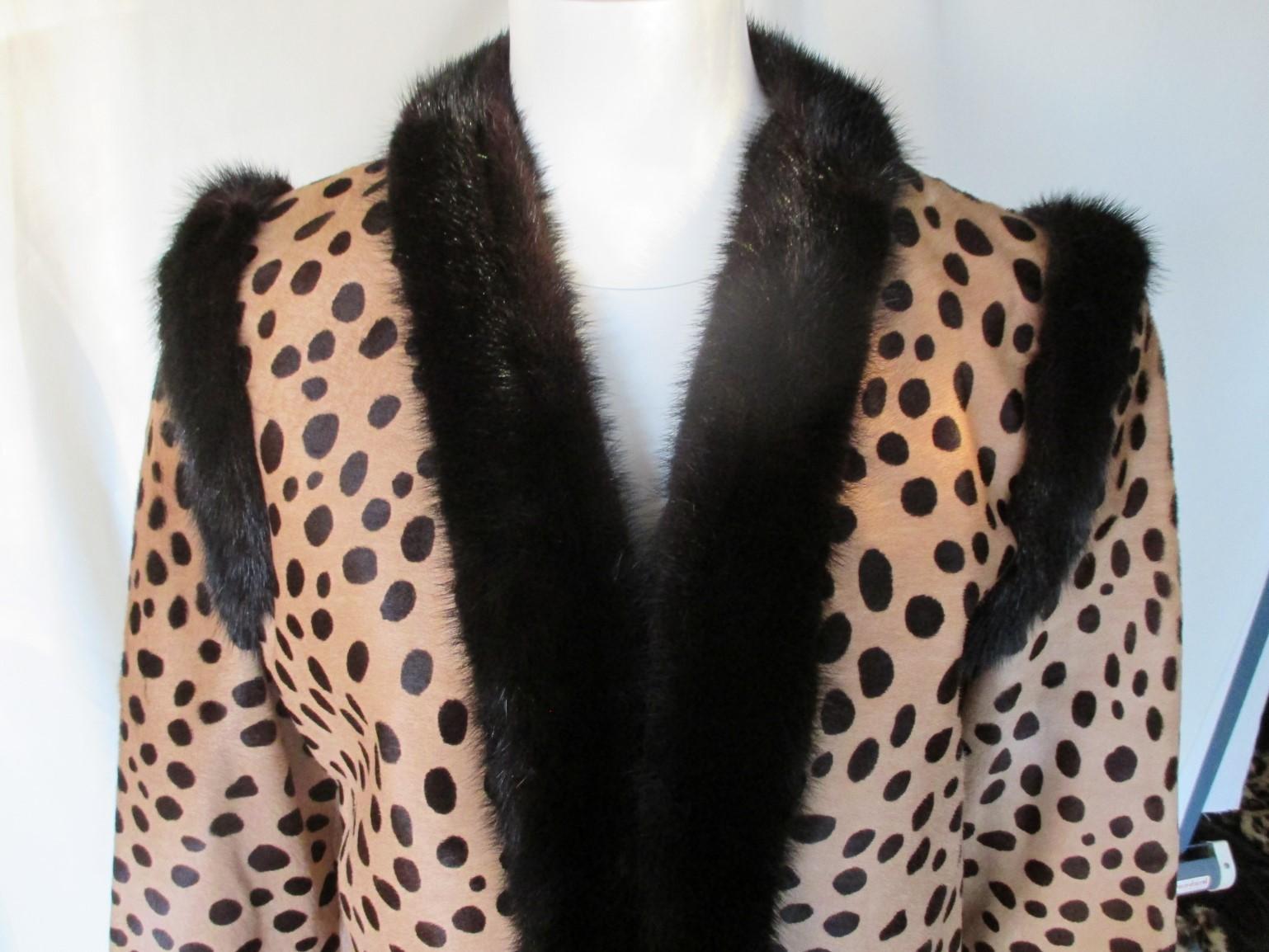 This Bill Blass is a Leopard printed pony skin (thick skin) with mink trim at all sides. 
Fully lined, no buttons and pockets.
Condition: litlle wear at the skin at the back , see photo.
Size is marked US 12 but fits smaller, about / EU 38-40/ US