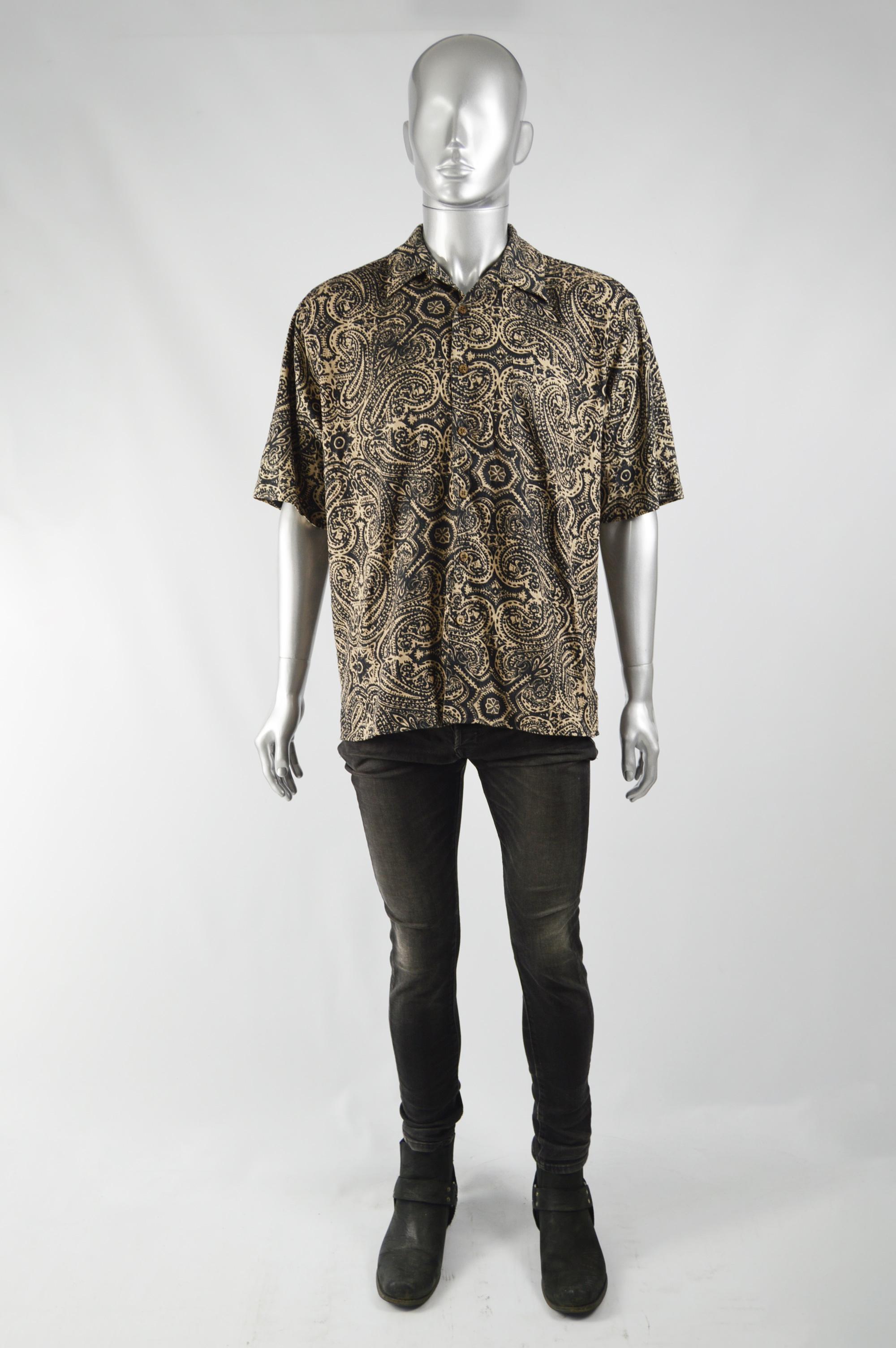 A stylish vintage mens shirt from the late 80s / early 90s by iconic American fashion designer, Bill Blass. In a pure silk noil with a paisley batik print, oversized fit and short sleeves. 

Size: Marked M but this gives an intentionally loose fit.