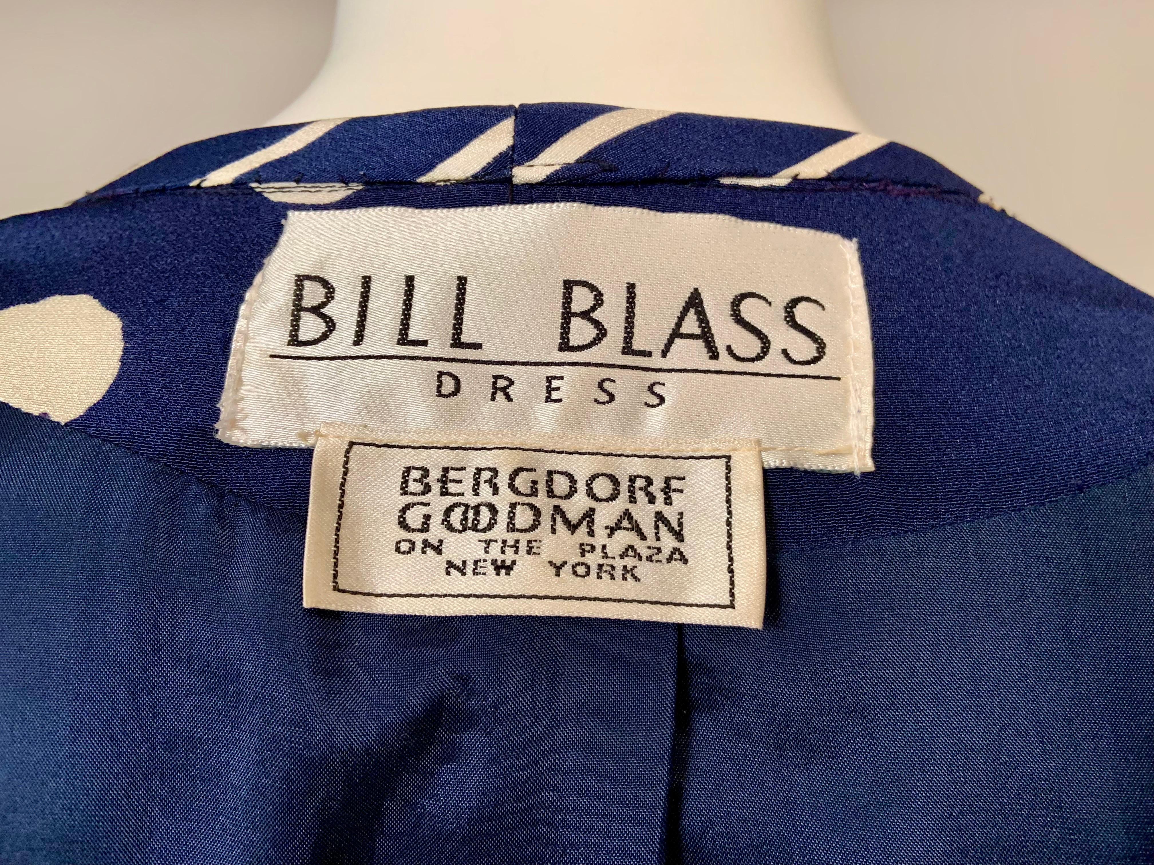 Bill Blass Marineblaues und weiß gepunktetes Kleid mit marineblauer und weiß gestreifter Verzierung im Angebot 5