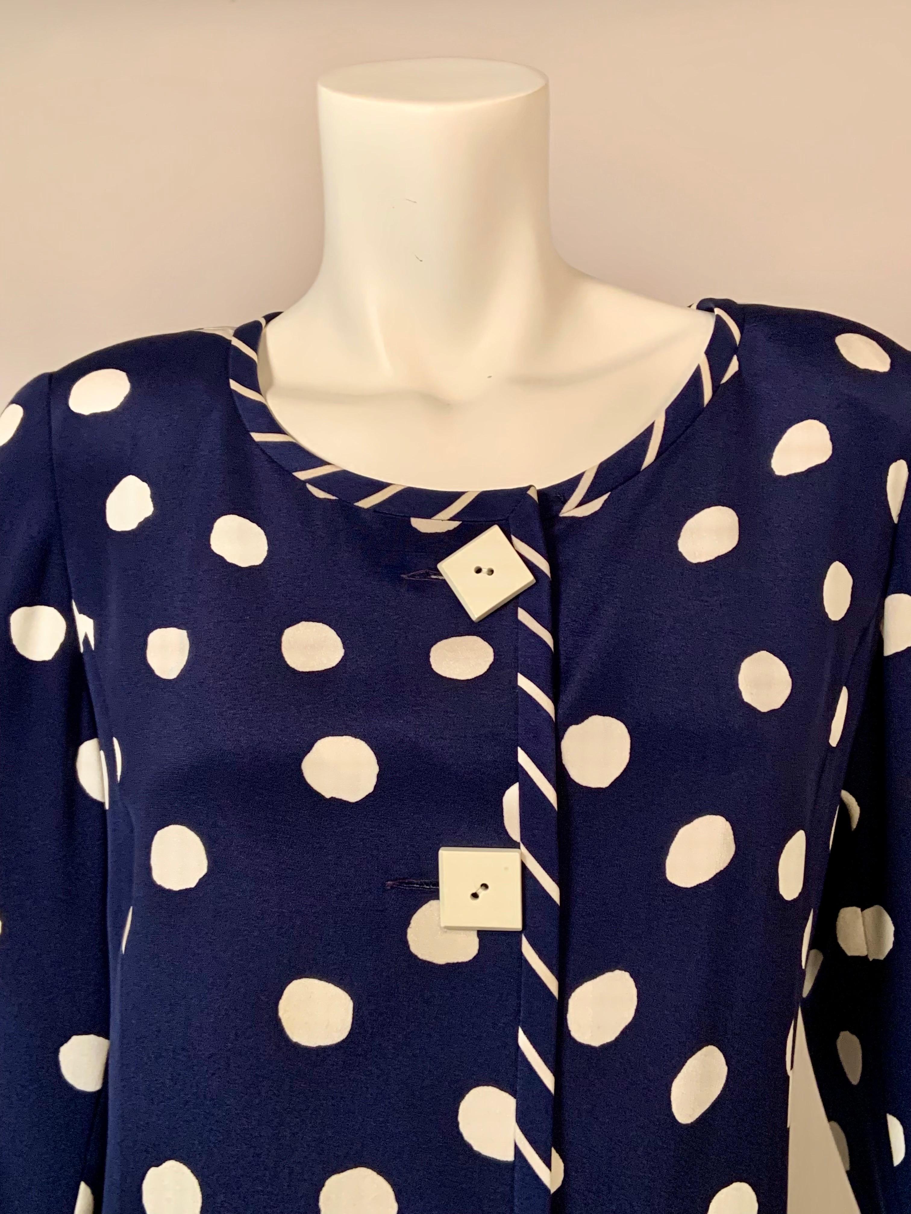 Dieses bezaubernde Kleid von Bill Blass besticht durch eine wunderbare Kombination von Mustern und Formen.  Das Kleid ist aus marineblauer und weißer Seide mit Polka-Dots, eingefasst mit diagonal und vertikal gestreifter marineblauer und weißer