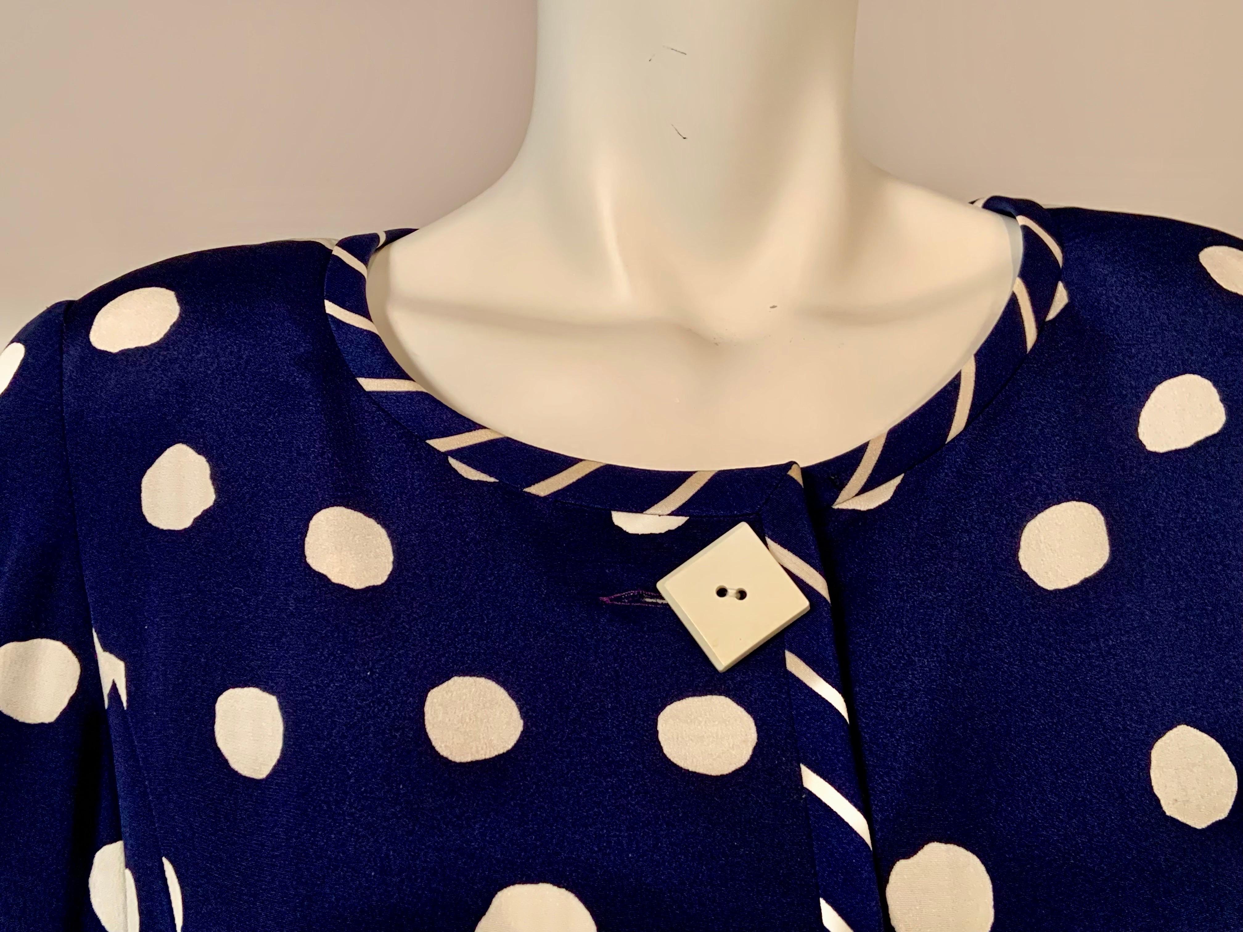 Bill Blass Marineblaues und weiß gepunktetes Kleid mit marineblauer und weiß gestreifter Verzierung (Schwarz) im Angebot
