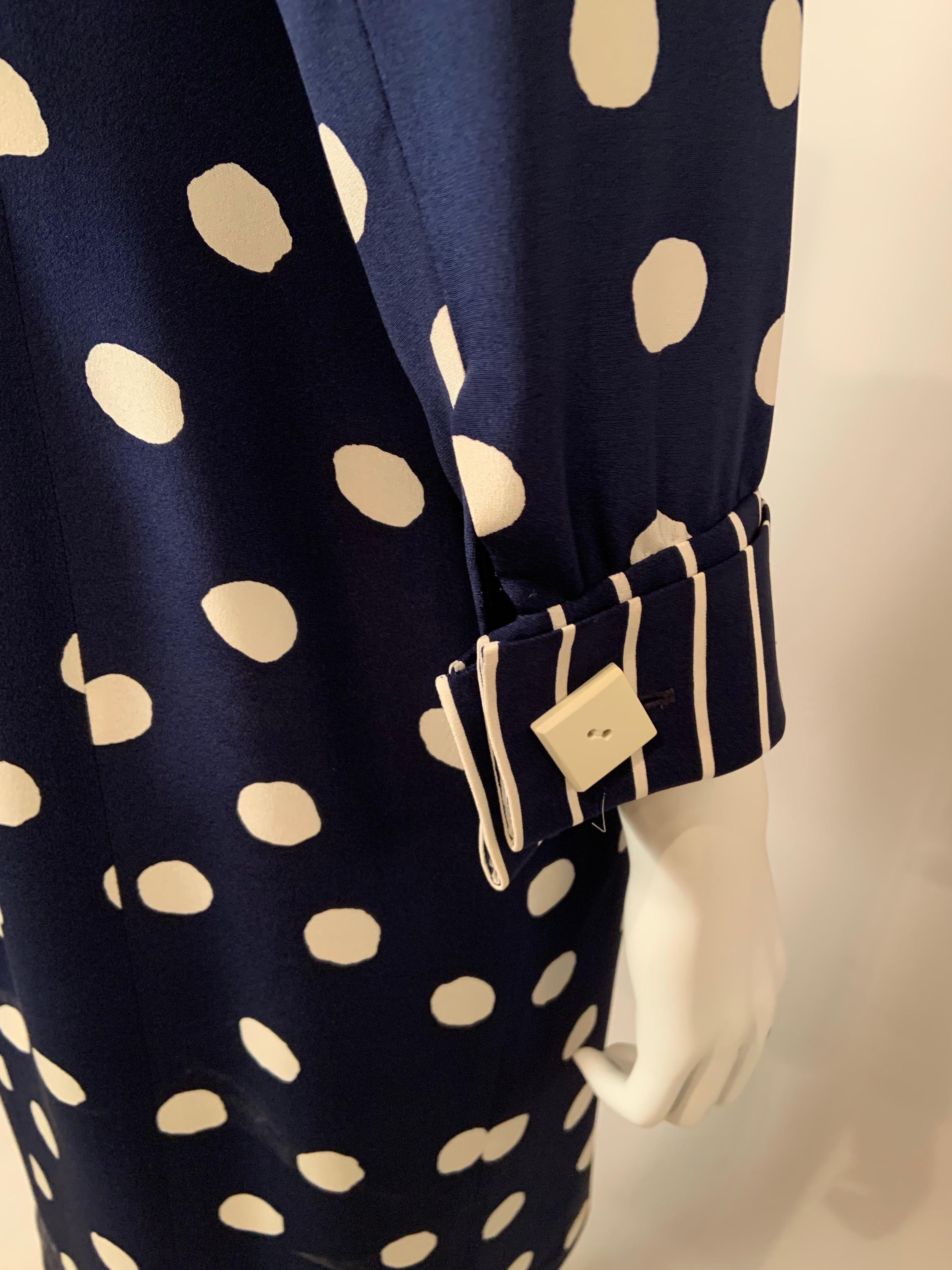 Bill Blass Marineblaues und weiß gepunktetes Kleid mit marineblauer und weiß gestreifter Verzierung im Zustand „Hervorragend“ im Angebot in New Hope, PA