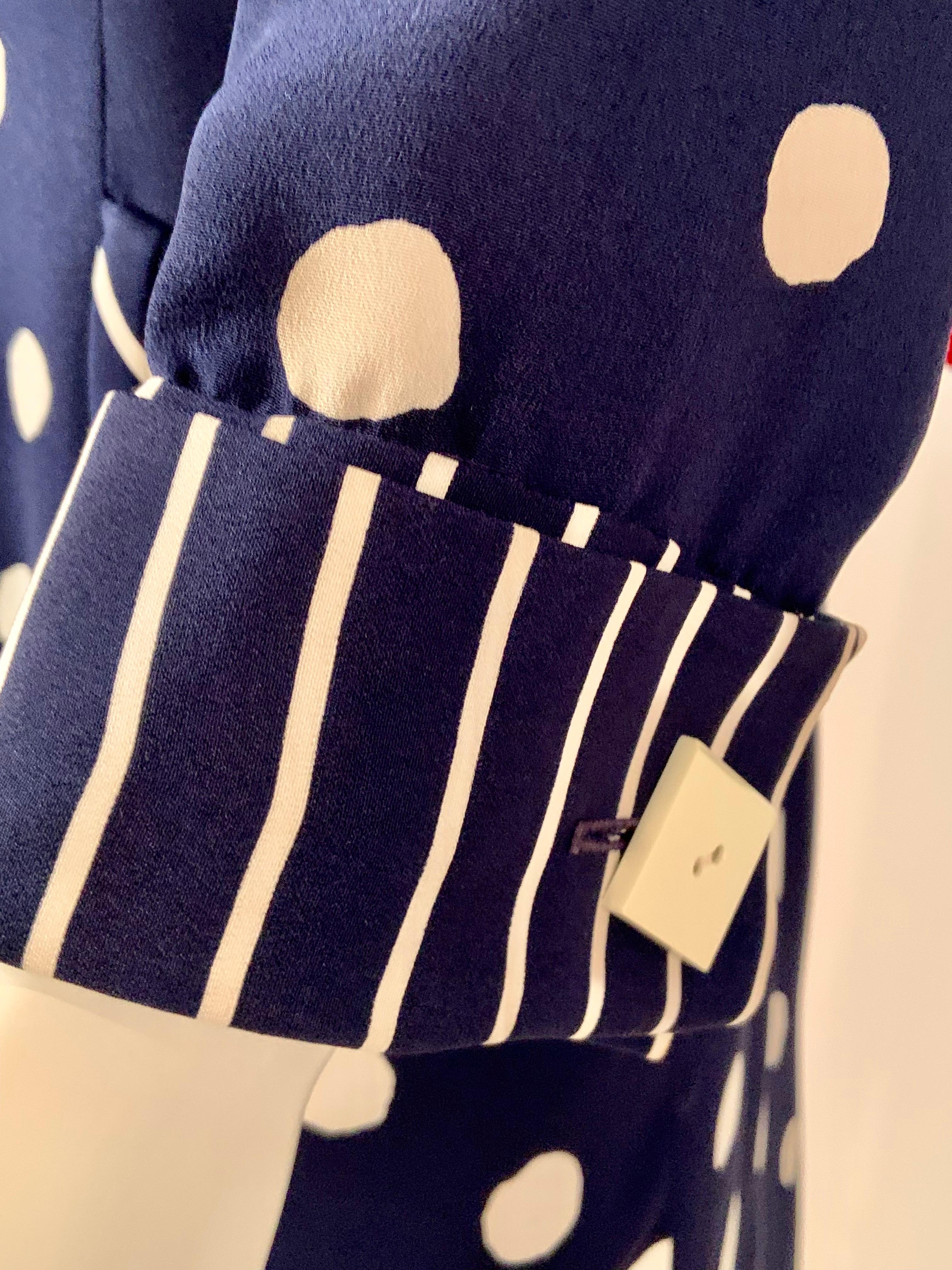 Bill Blass Marineblaues und weiß gepunktetes Kleid mit marineblauer und weiß gestreifter Verzierung Damen im Angebot