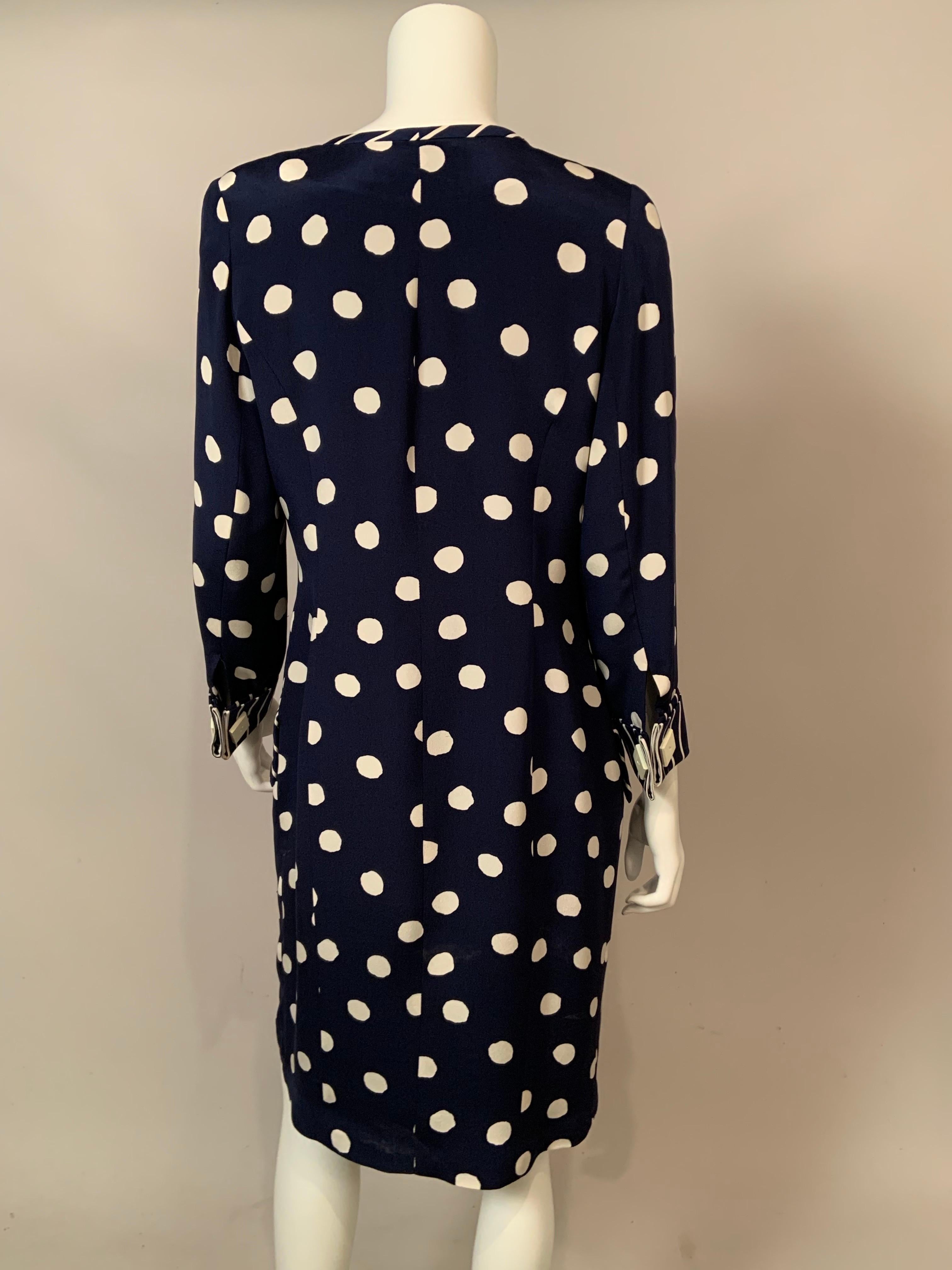 Bill Blass Marineblaues und weiß gepunktetes Kleid mit marineblauer und weiß gestreifter Verzierung im Angebot 3