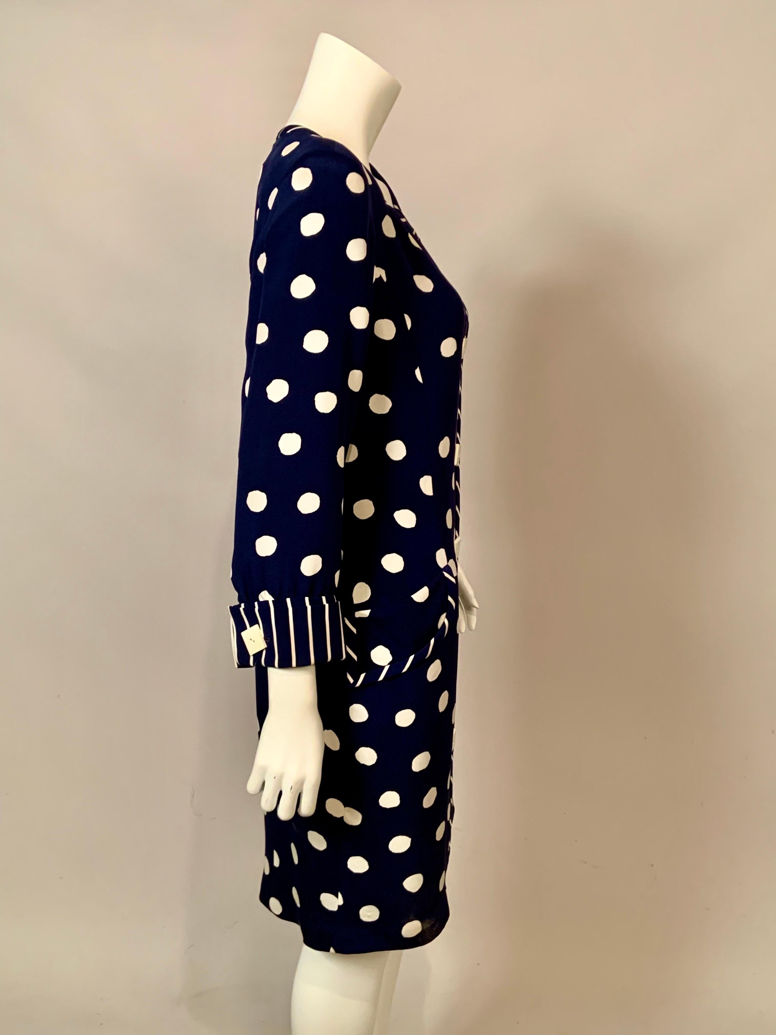 Bill Blass Marineblaues und weiß gepunktetes Kleid mit marineblauer und weiß gestreifter Verzierung im Angebot 4