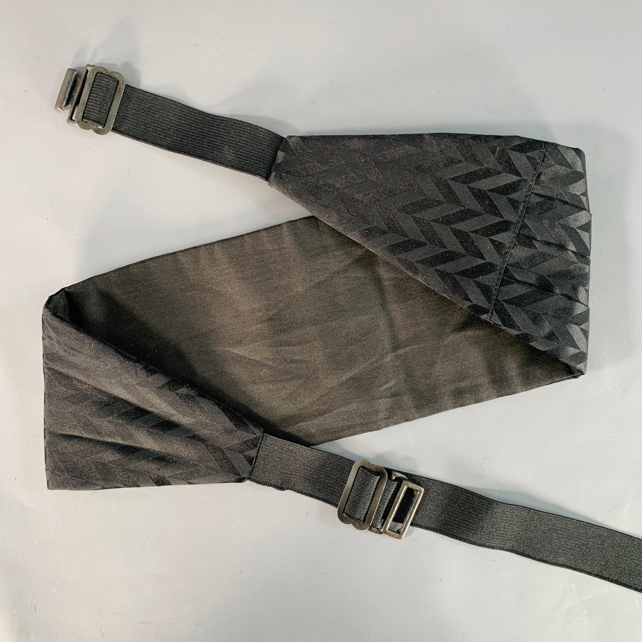 BILL BLASS
fascia in tessuto di seta nero con stile plissettato, motivo a spina di pesce e chiusura regolabile. Made in USA. Eccellente condizione di usato. 

Misure: 
  Larghezza: 5 pollici Lunghezza: 43,5 pollici 
  
  
 
Riferimento Sui Generis: