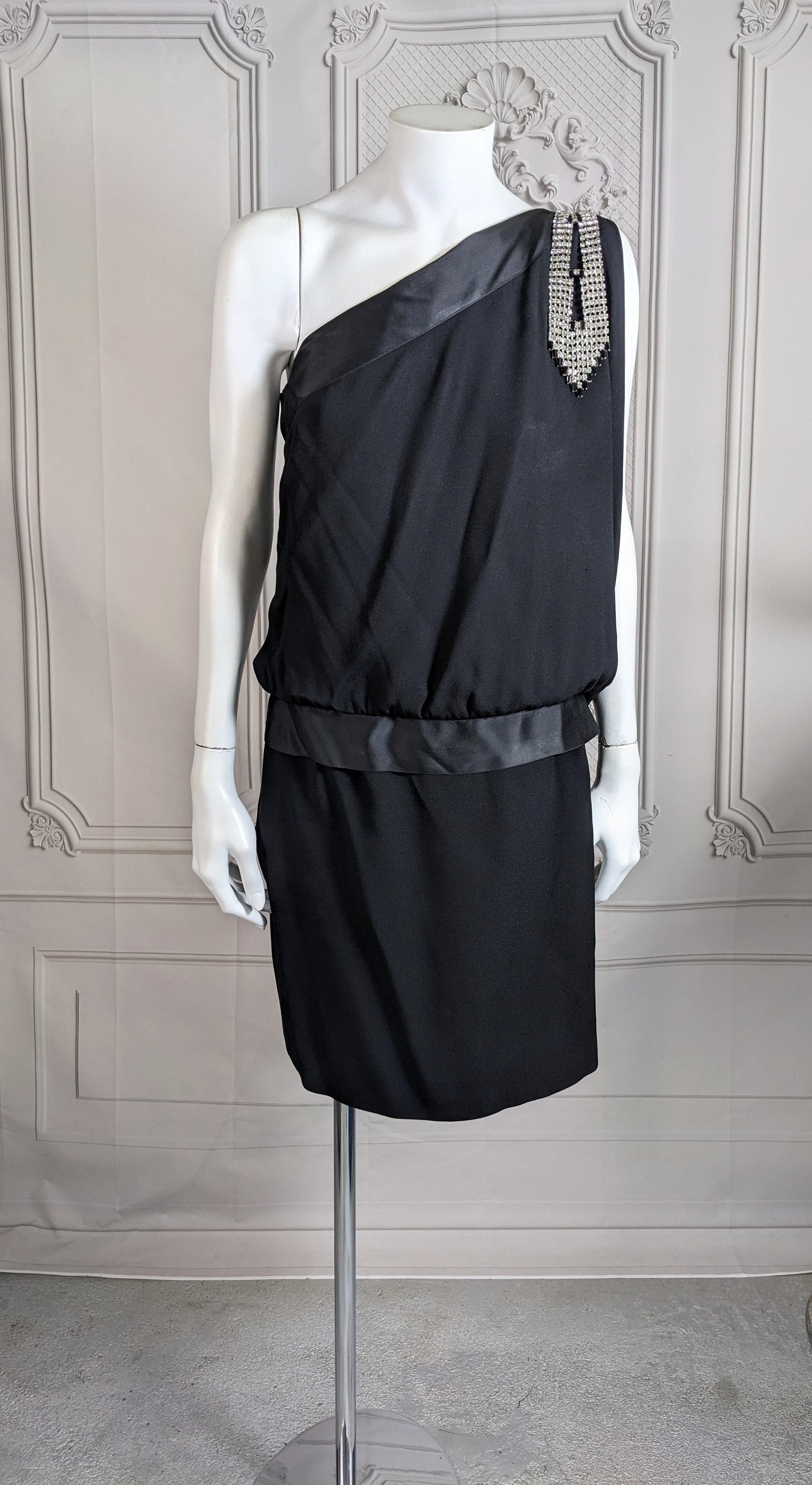 Robe en crêpe de Bill Blass, dos en satin, inspirée des années 1980. Modèle à une épaule avec ceinture blousée en satin et jupe courte attachée.  Un grand 