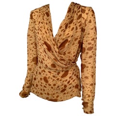 Bill Blass, blusa in chiffon di seta con stampa animale astratta nei toni del cammello
