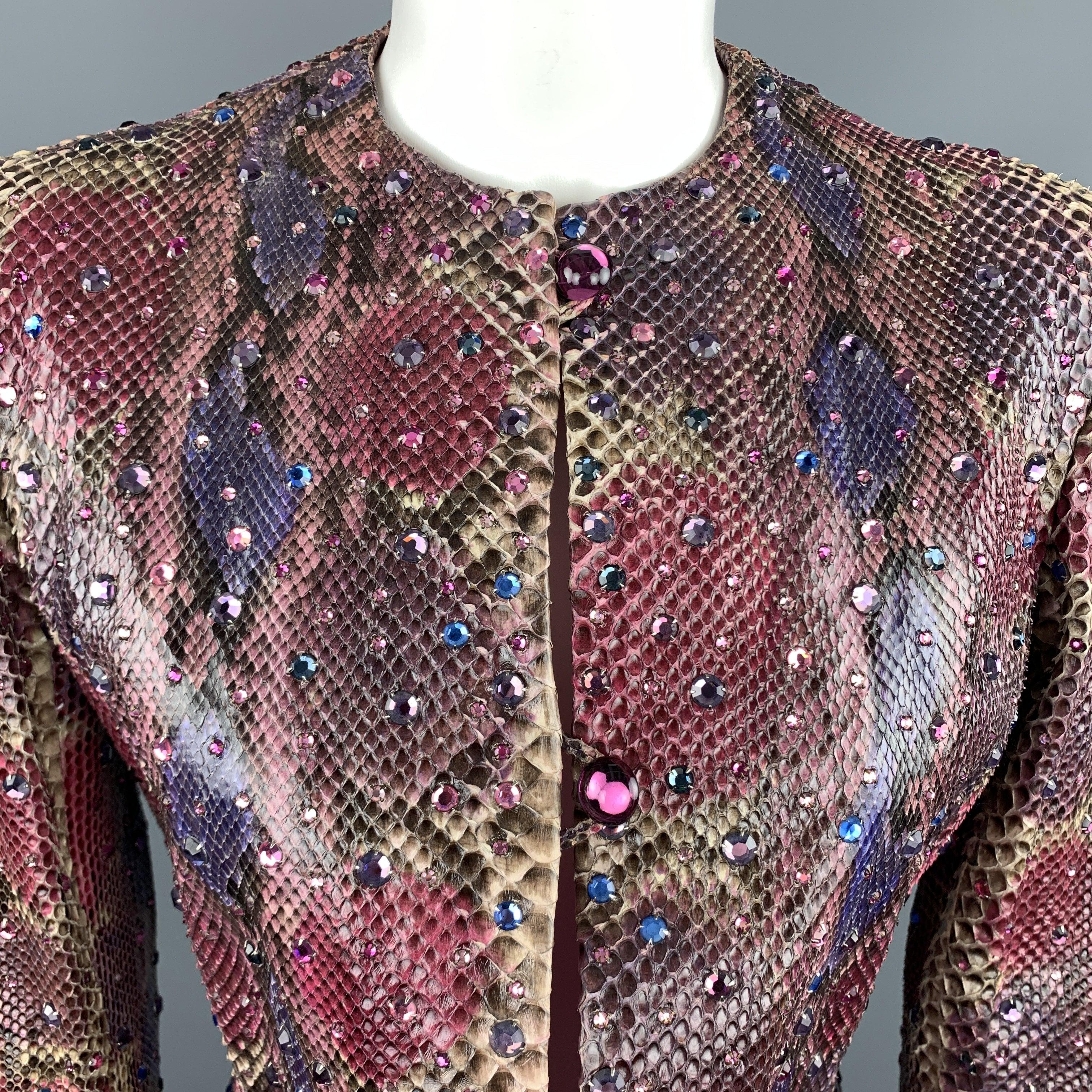 Diese fabelhafte 1980's BILL BLASS Jacke kommt in rosa und lila benutzerdefinierte farbige Schlangenhaut mit einem kragenlosen Ausschnitt, beschnittenen Saum, drei Juwelen Knopfverschluss und Multi Farbe Strass Nieten im gesamten. Leichte Abnutzung