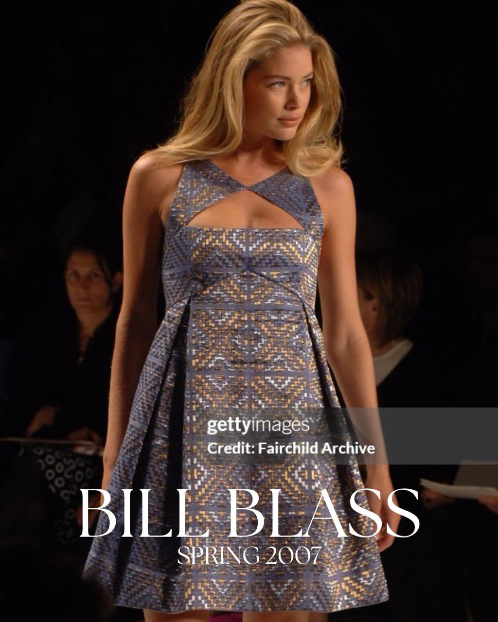 Este vestido de cóctel Bill Blass de la colección Primavera 2007 de la Semana de la Moda Mercedes-Benz para Neiman Marcus presenta un impresionante tejido brocado bígaro con sutiles detalles dorados. Su brillo metálico y su sofisticado diseño