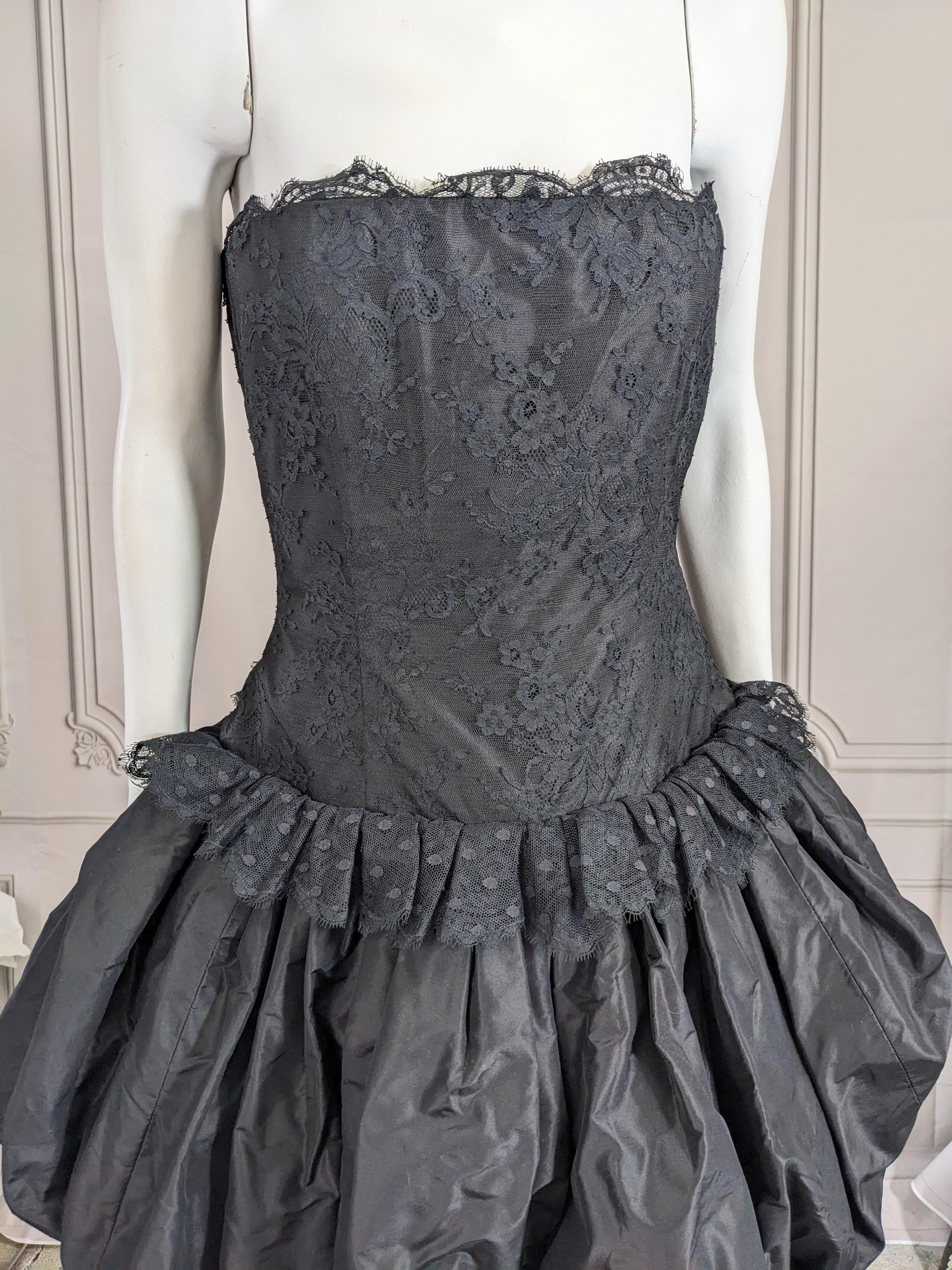 Bill Blass Trägerloses Kleid aus Spitze, Point D'esprit und Taft mit Blasenmuster (Schwarz) im Angebot