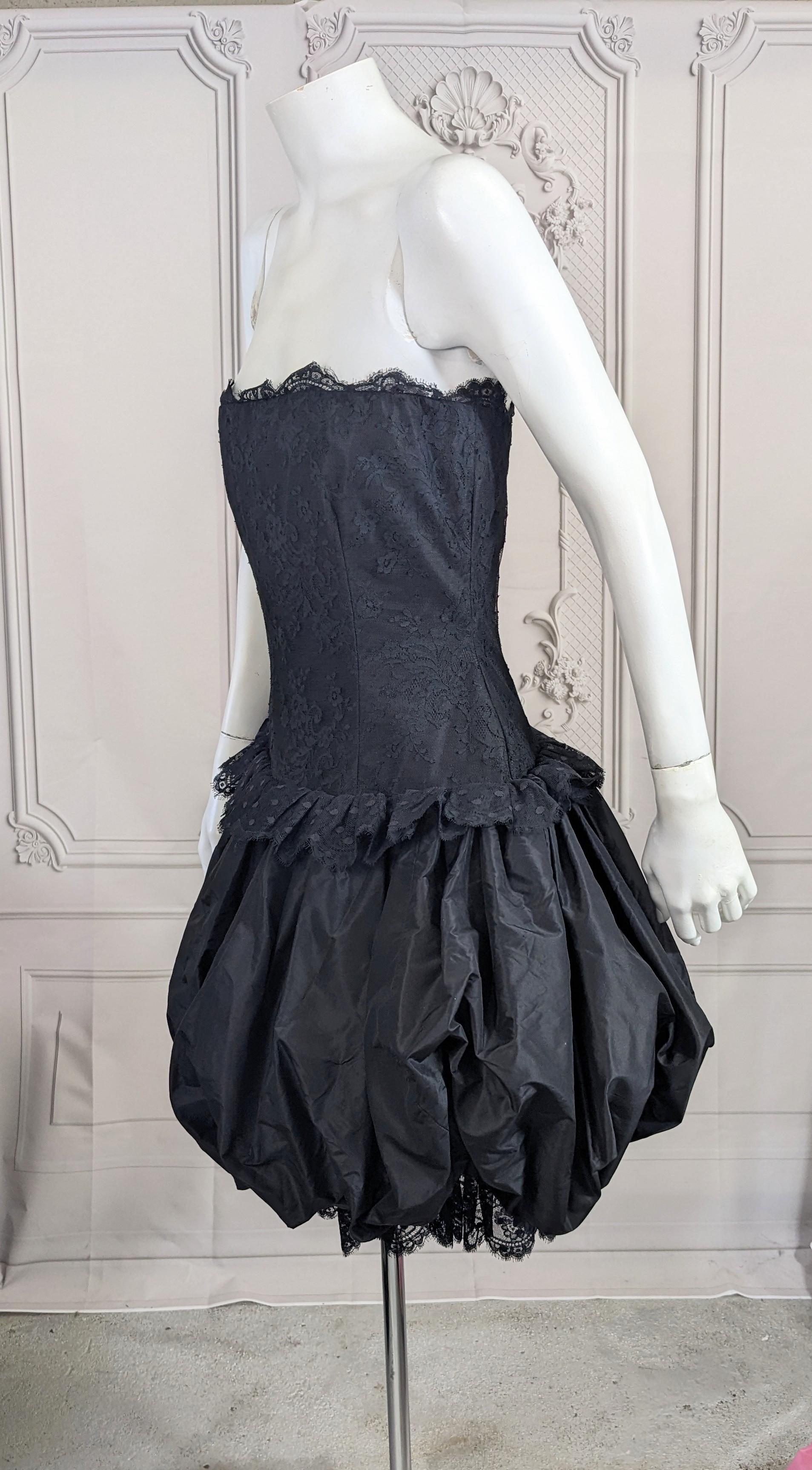Bill Blass Trägerloses Kleid aus Spitze, Point D'esprit und Taft mit Blasenmuster Damen im Angebot