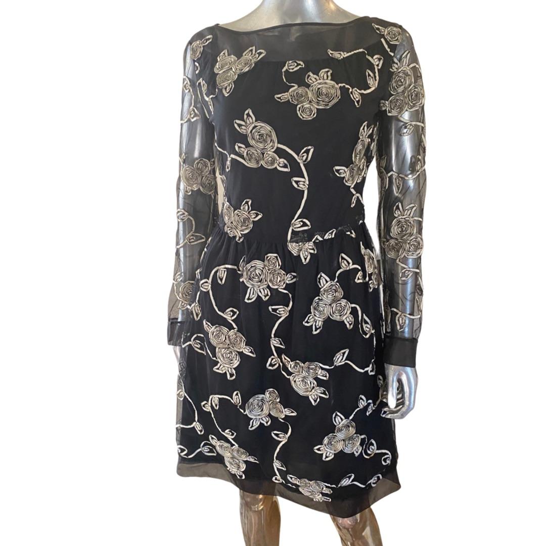 Bill Blass Tulle and Silk Ribbon Embroidered in Black and Crème Dress Size 8 In Good Condition For Sale In Palm Springs, CA