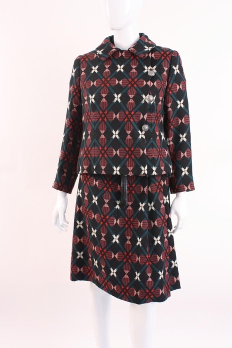 Vintage 60's BILL BLASS Ensemble robe et veste en laine à carreaux géométriques.  Cet ensemble deux pièces comprend une robe simple en laine avec un corsage noir et une jupe à carreaux géométriques avec une veste assortie.  Deux courroies sont