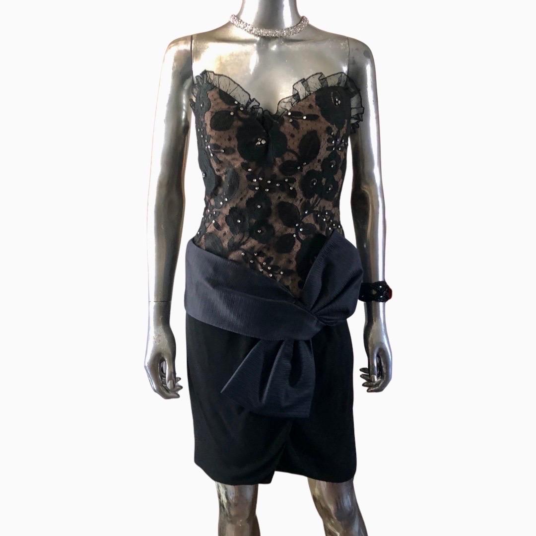 Bill Blass Vintage Black Jeweled Lace Cocktail Dress w/Bow Size 6/8  In Good Condition In Palm Springs, CA