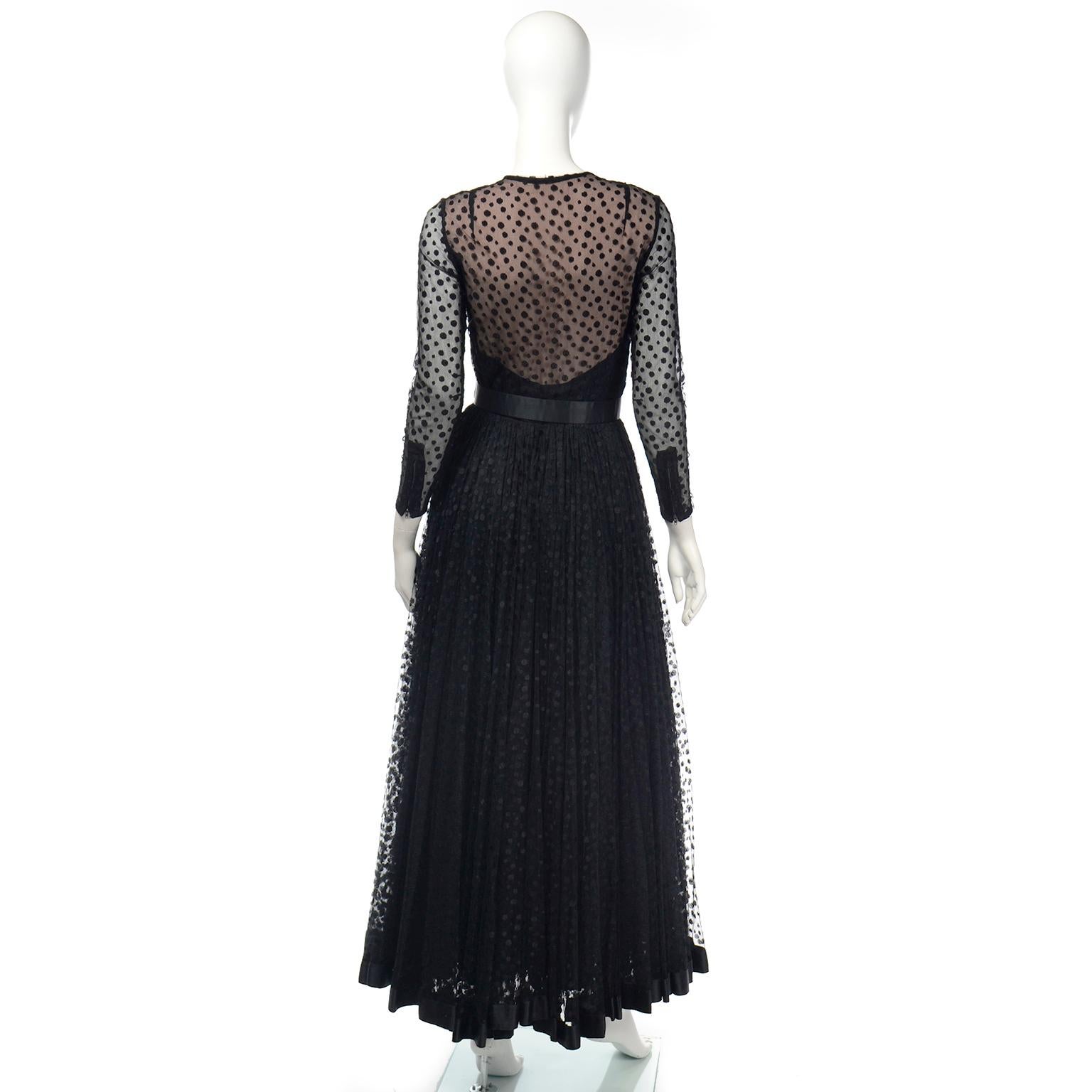 1970 Bill Blass Vintage Dress Robe de soirée en taffetas de soie noir et tulle à pois en vente 9