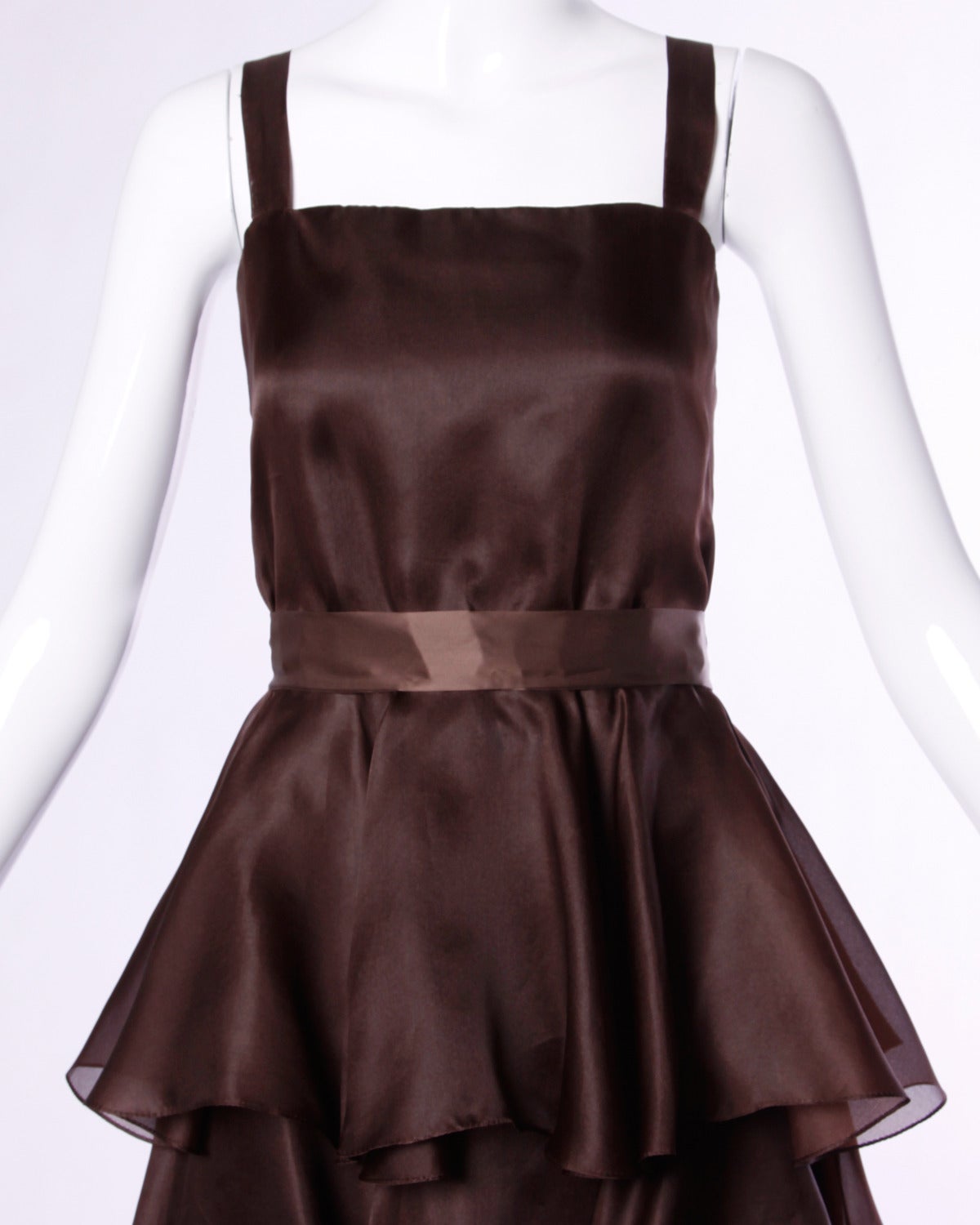 Elégante robe de soirée en soie marron chocolat à volants, signée Bill Blass. Simple et chic.

Détails :

Entièrement doublé
Ceinture assortie
Fermeture arrière à glissière et crochet
Taille estimée : Petit-Moyen
Couleur : brun chocolat
Tissu :