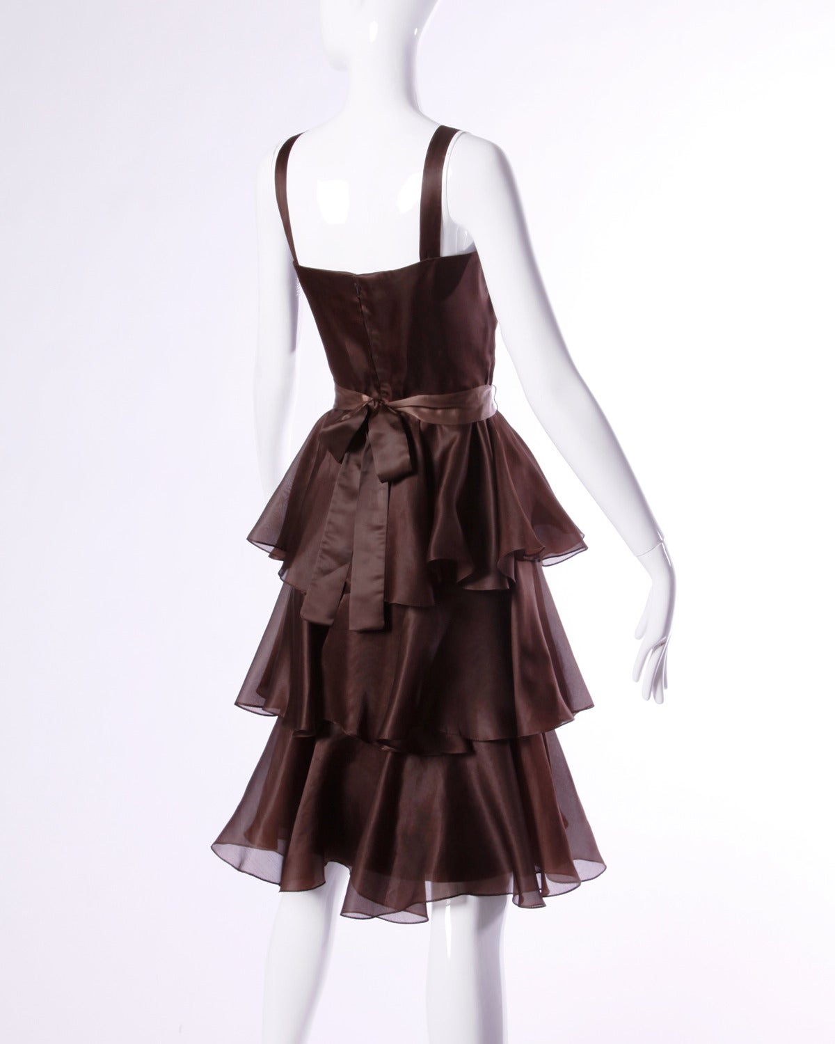 Bill Blass Vintage Brown Chocolate Brown Tiered Silk Party Dress (Robe de soirée en soie à volants) Excellent état - En vente à Sparks, NV