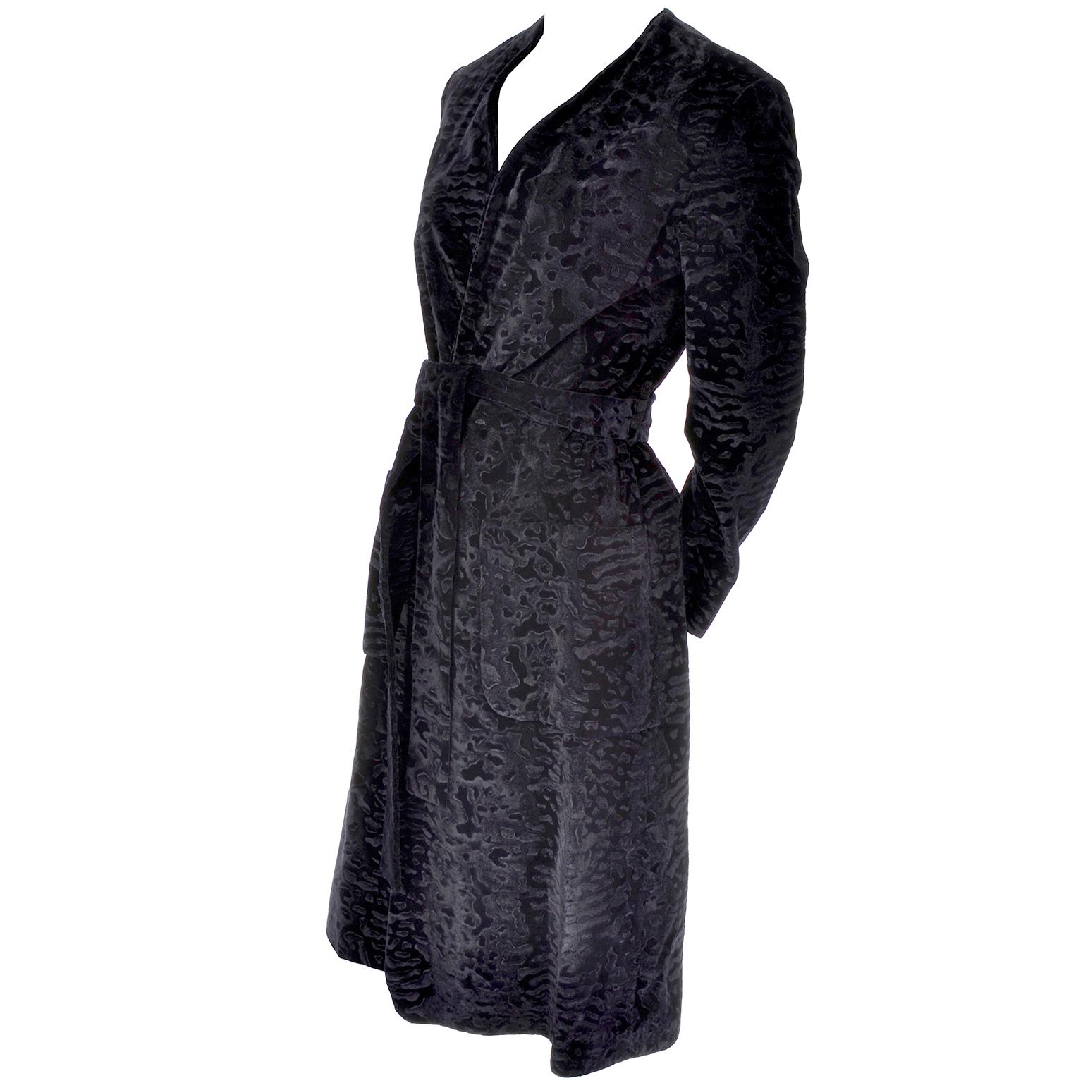 This stunning black late 1970's vintage Bill Blass designer coat has front pockets and a the design of the flocked velvet resembles an animal print or rippling water. This vintage coat fits approximately a US size 4/6 but please look at all of the