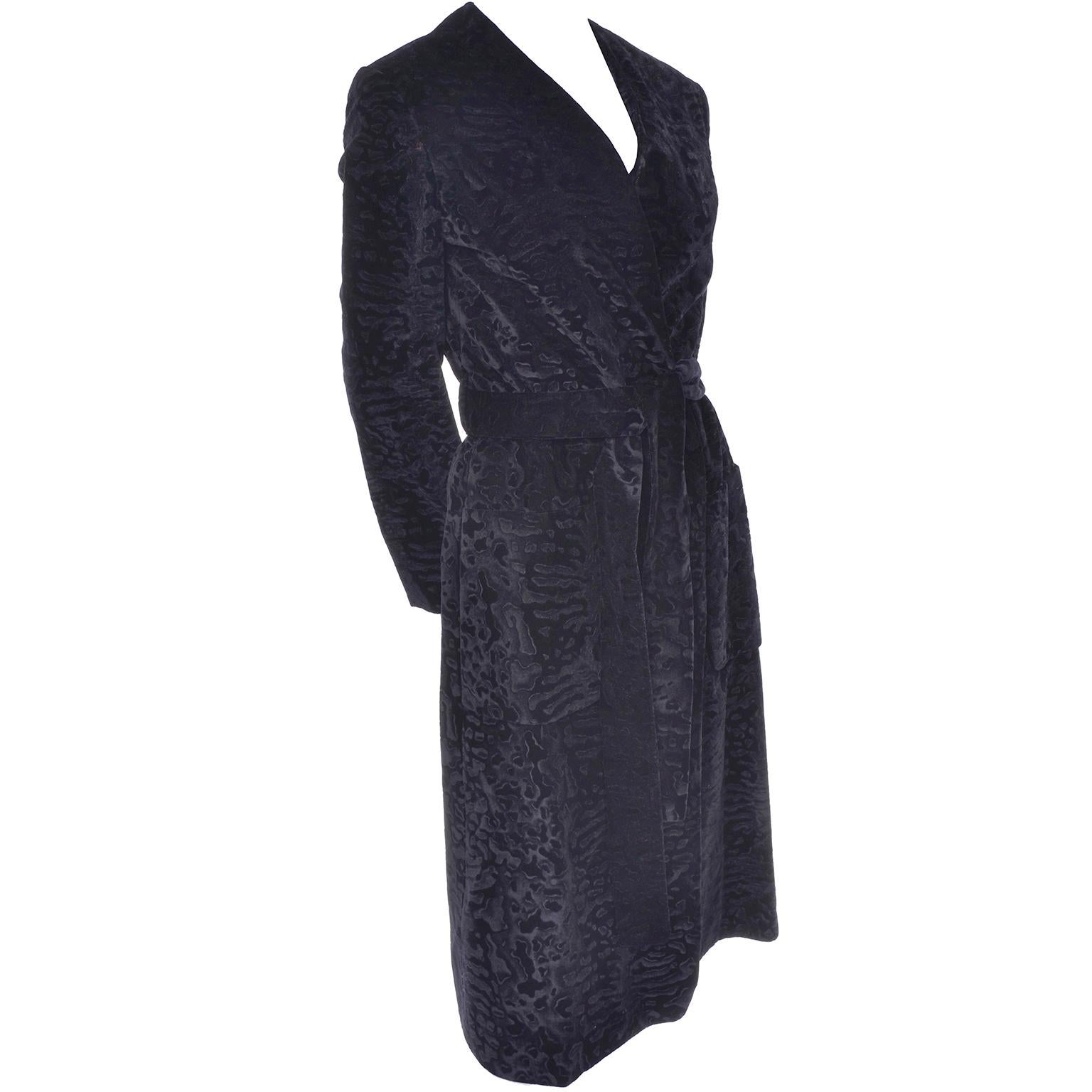 Bill Blass Vintage Coat in Black Flocked Velvet With Pockets and Belt In Excellent Condition For Sale In Portland, OR
